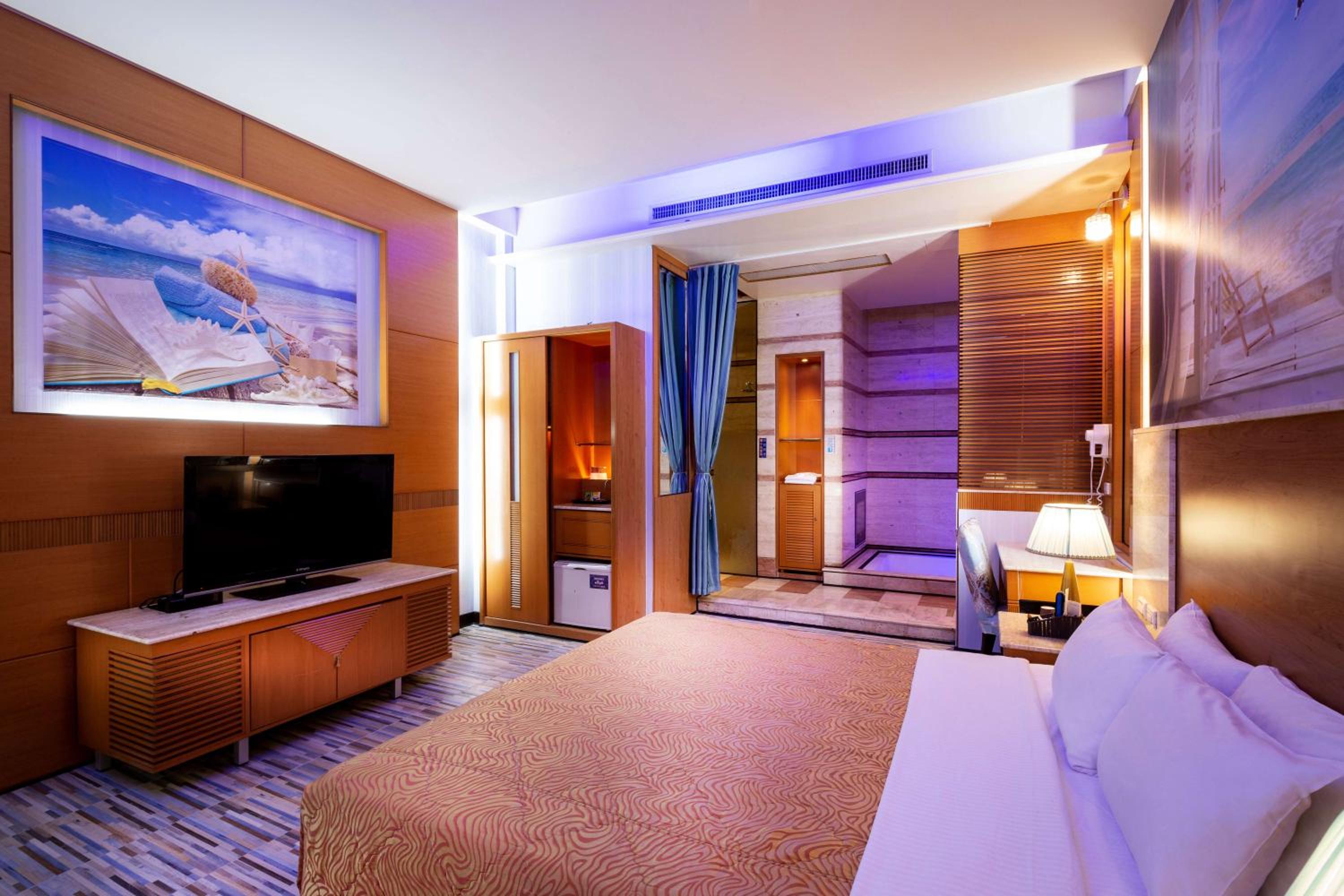 Deluxe Double Room with Bath - Photo 12