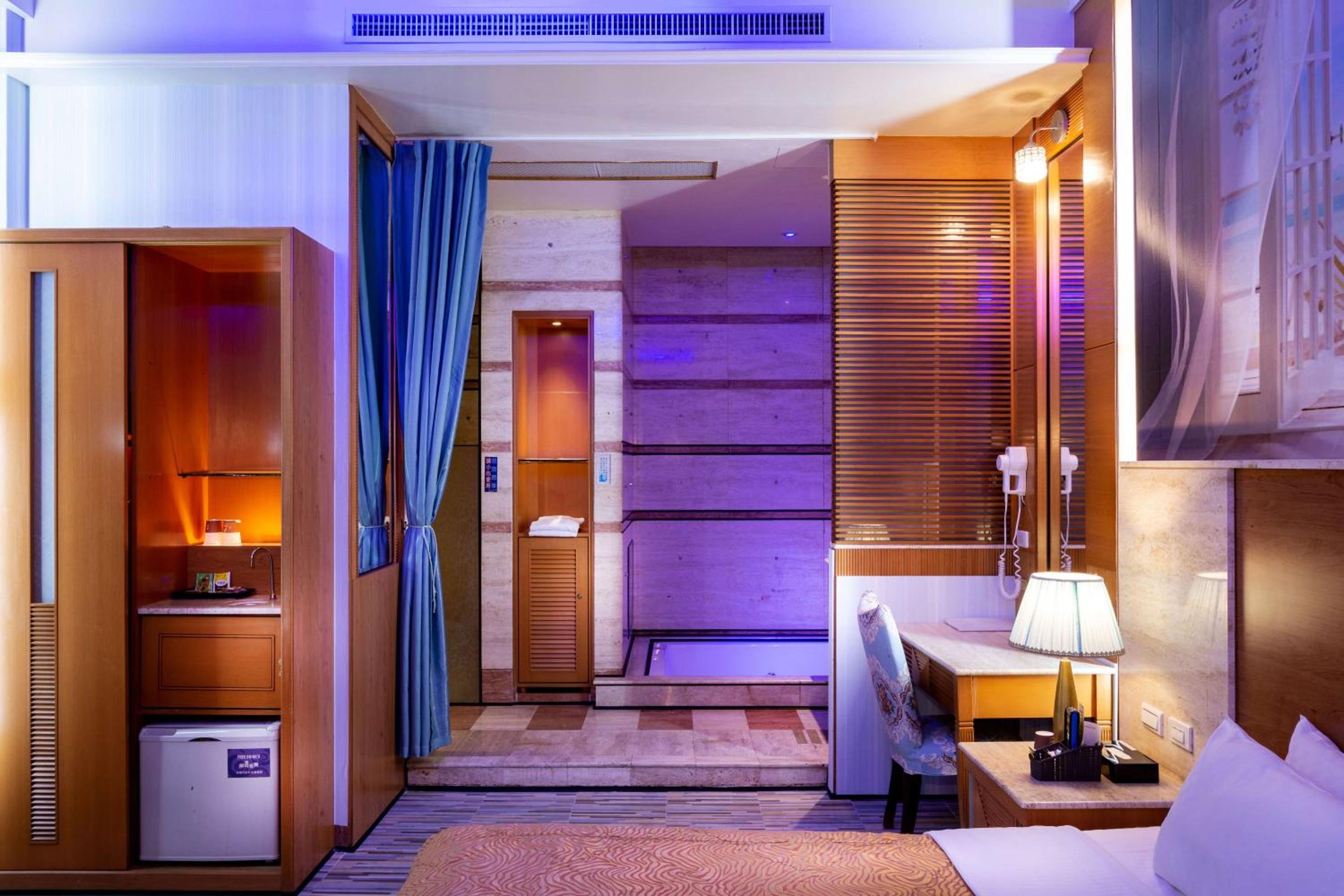 Deluxe Double Room with Bath - Photo 11