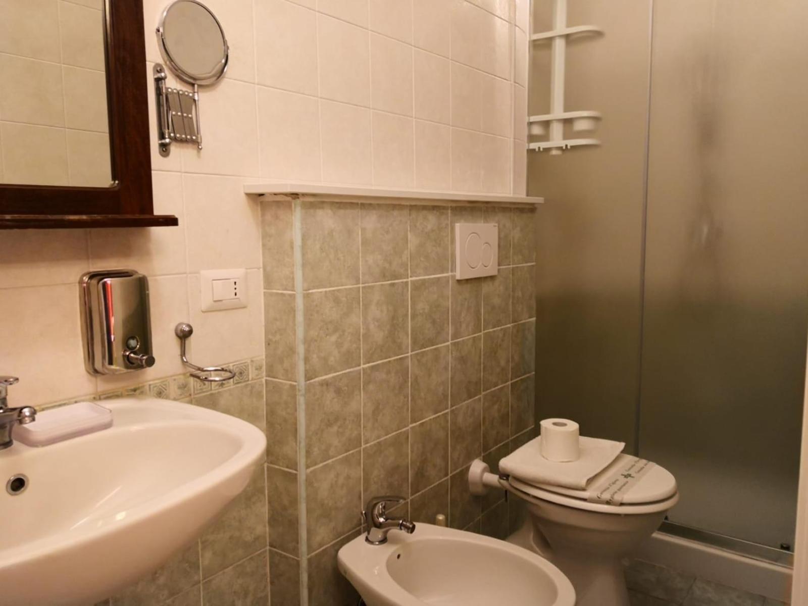 Double or Twin Room - Photo 9