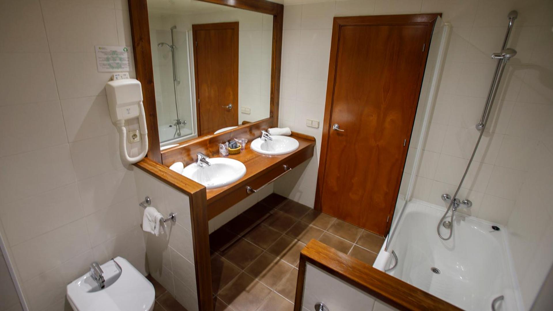 Double or Twin Room with parking included photo 3