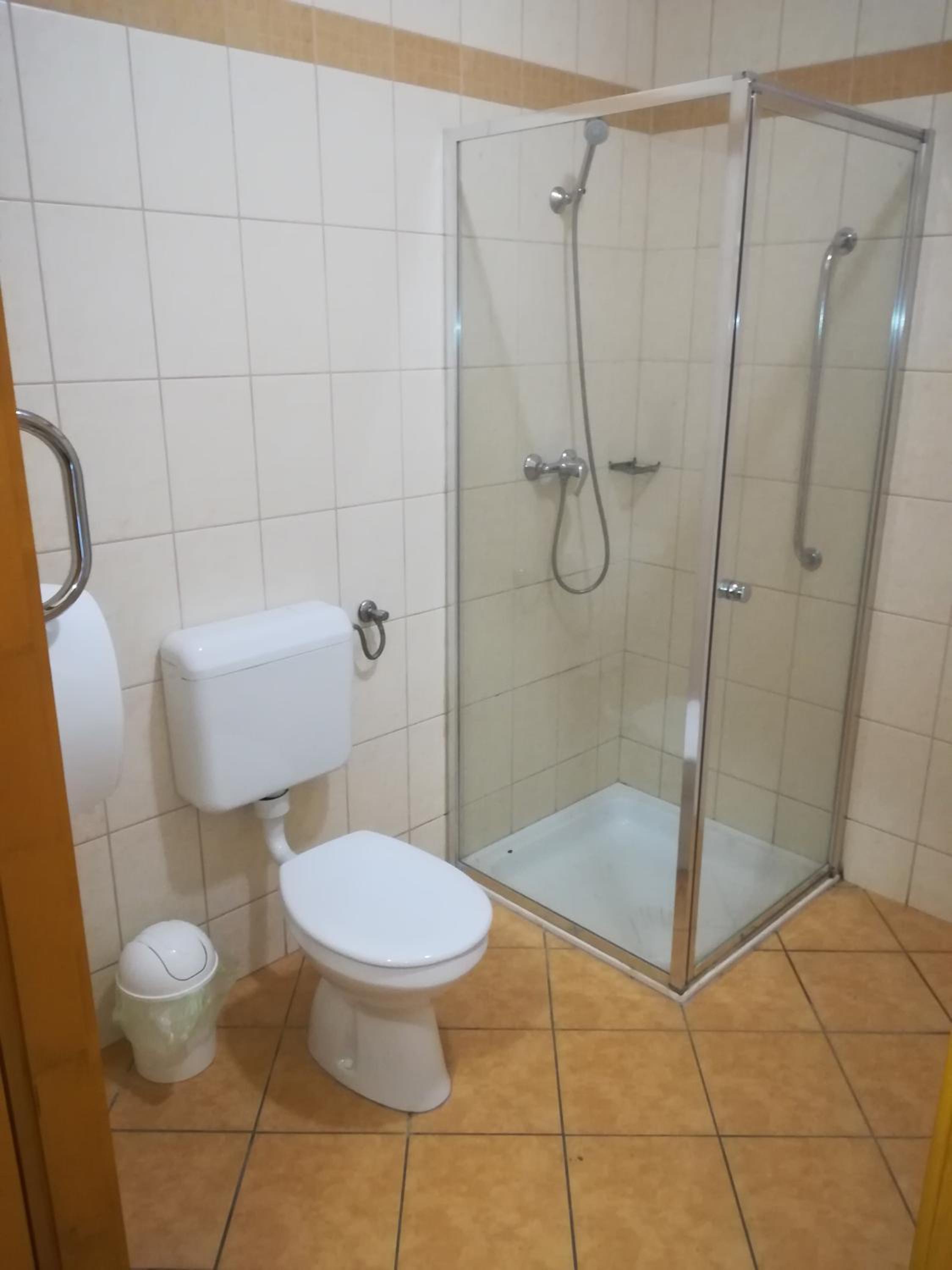 Apartment With Shared Bathroom photo 3