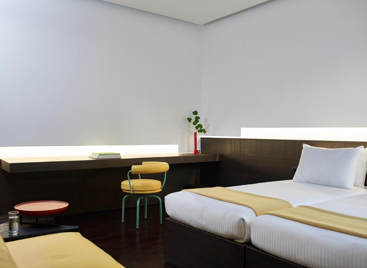 Deluxe Twin Room thumbnail 5