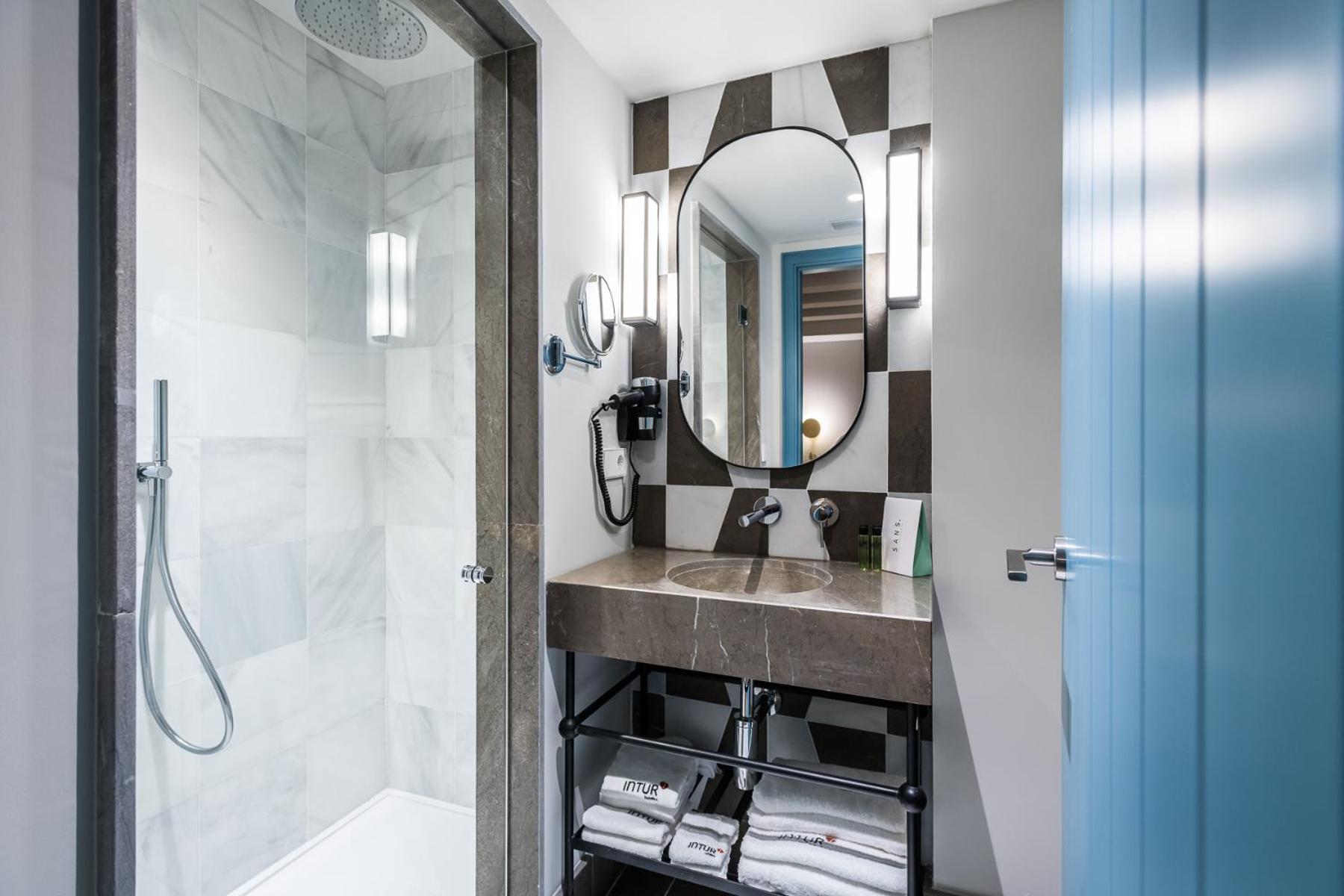 Double or Twin Room - Photo 4