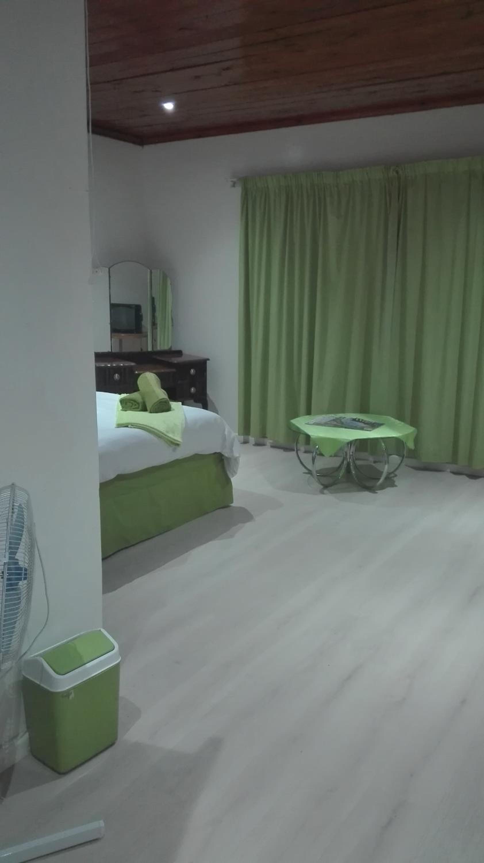Double Room with Private Bathroom - Photo 13