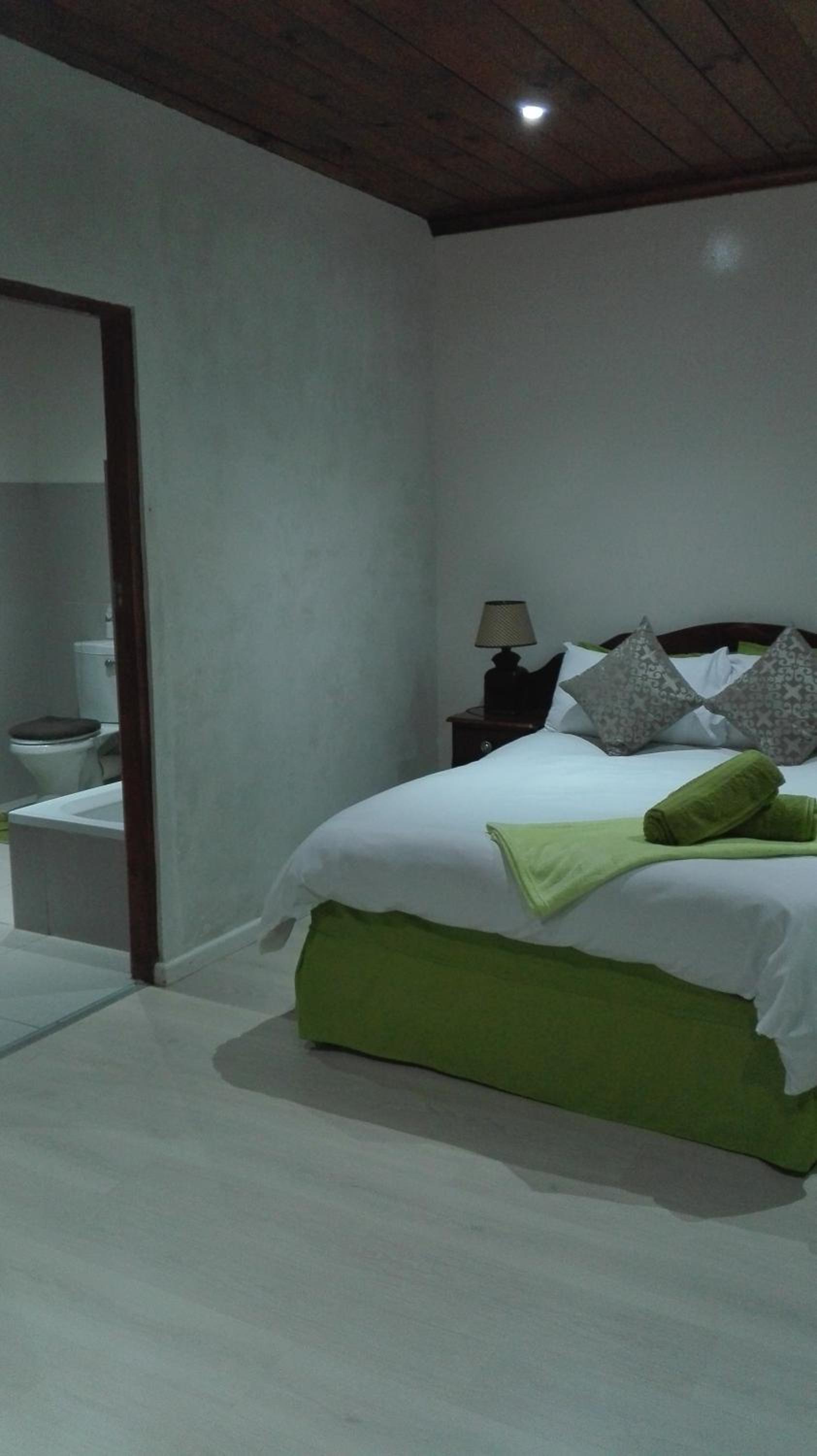 Double Room with Private Bathroom - Photo 6