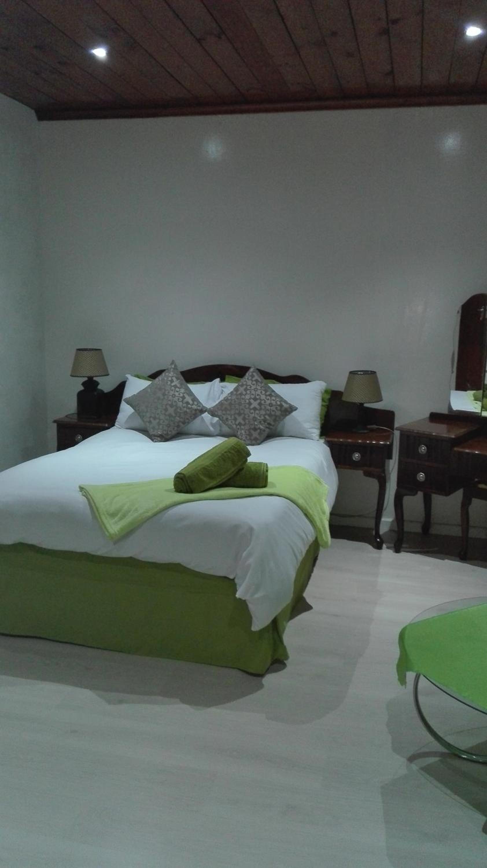 Double Room with Private Bathroom - Photo 15