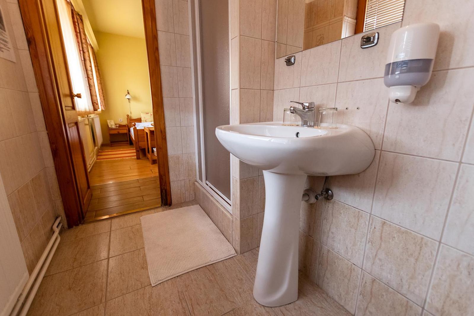 Twin Room - Photo 11