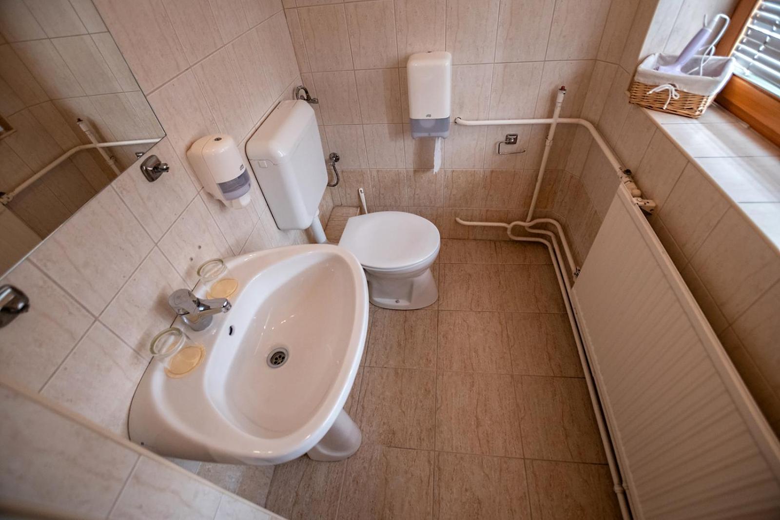 Twin Room - Photo 7