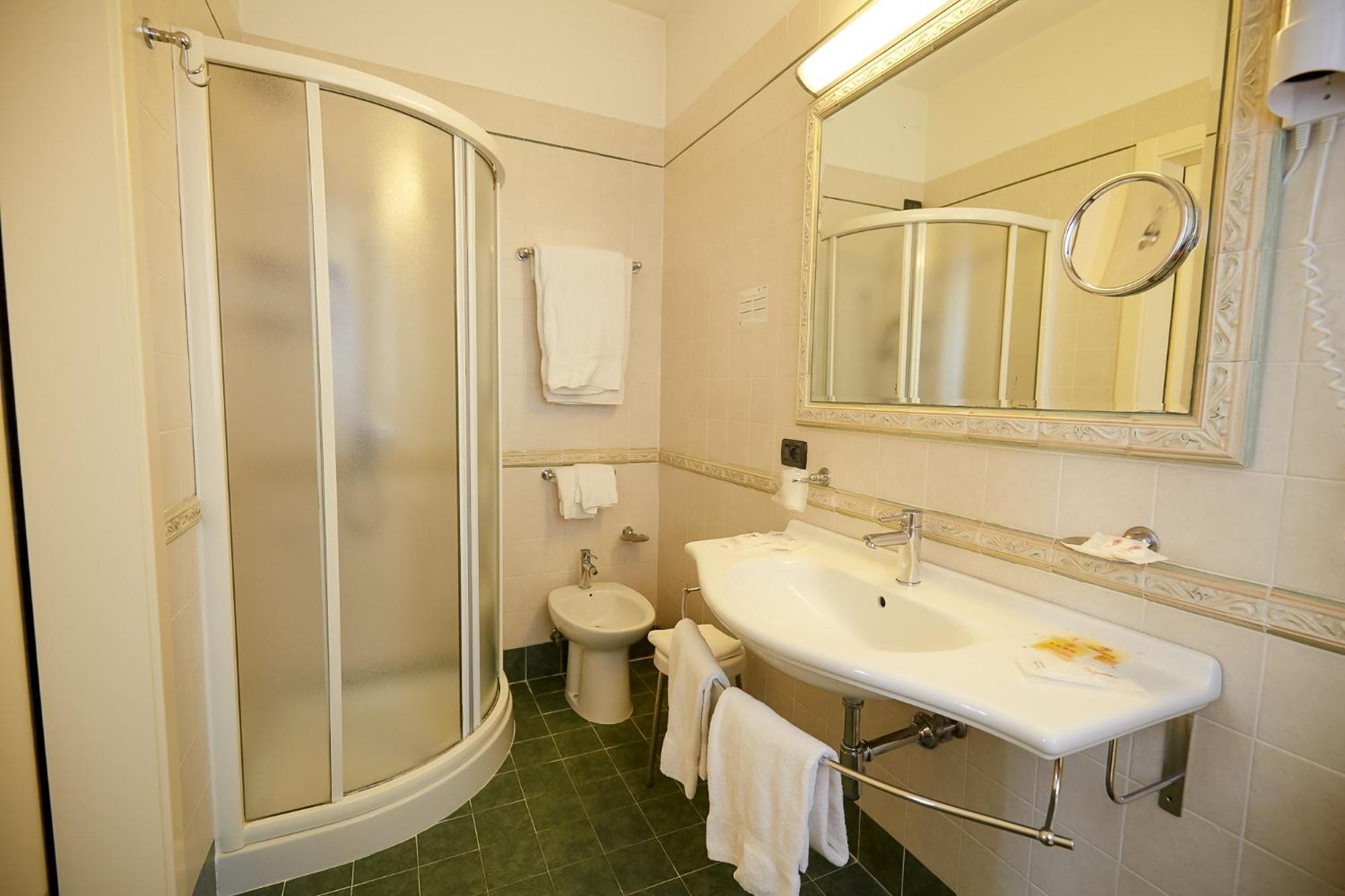 Deluxe Suite - Photo 12