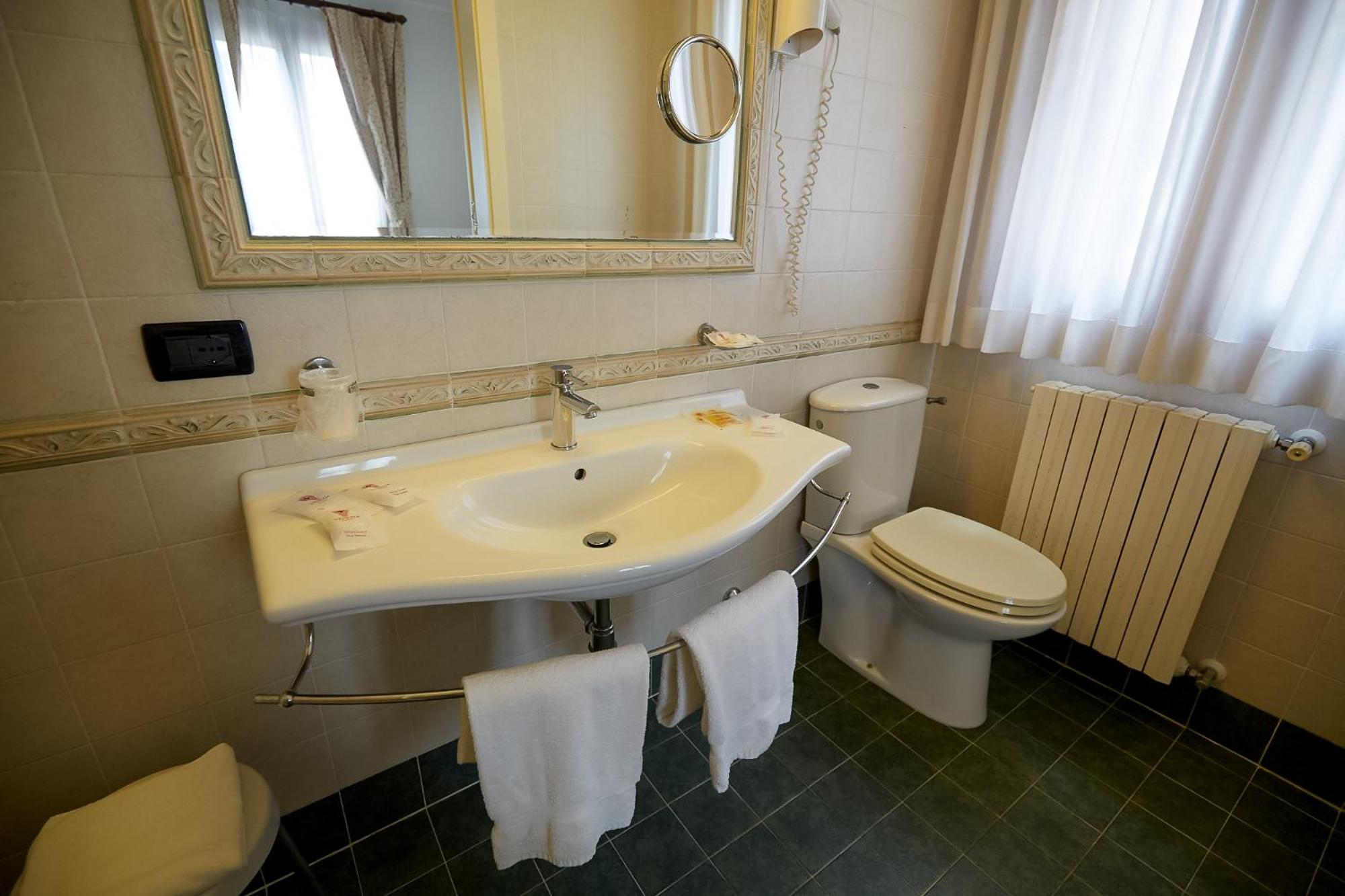 Deluxe Suite - Photo 13