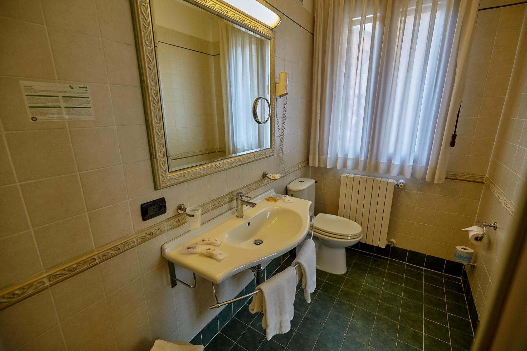 Deluxe Suite - Photo 11