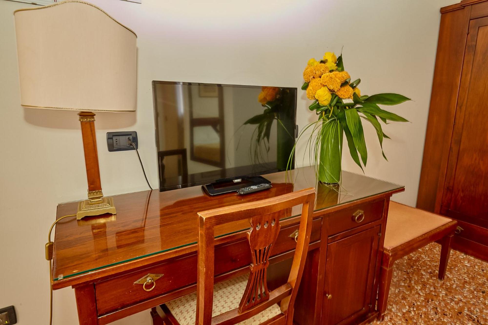 Deluxe Suite - Photo 9