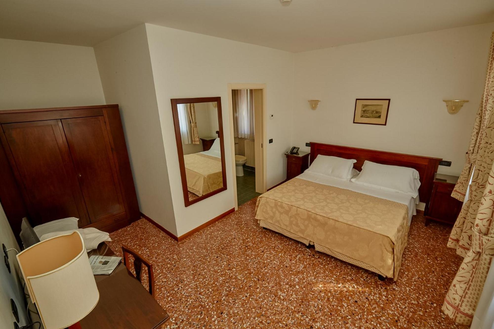 Deluxe Suite - Photo 7