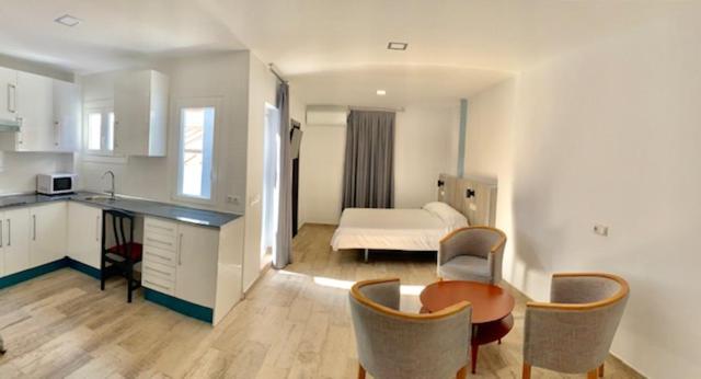Studio Apartment - Photo 17