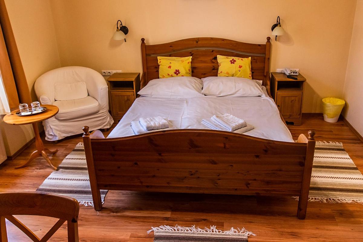 Deluxe King Room - Photo 9