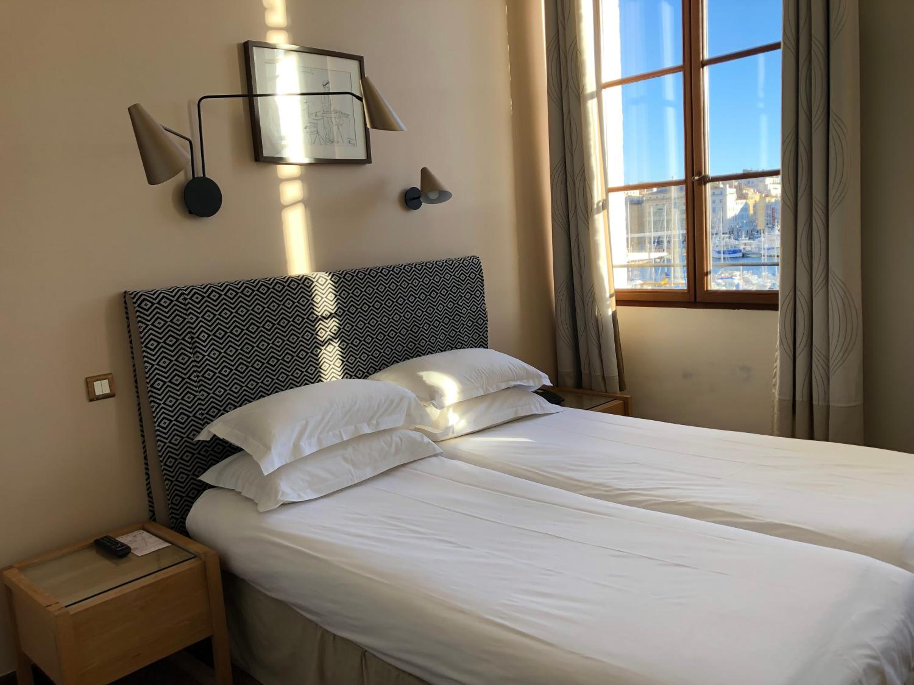 Classic Twin Room with Old Port View photo 3