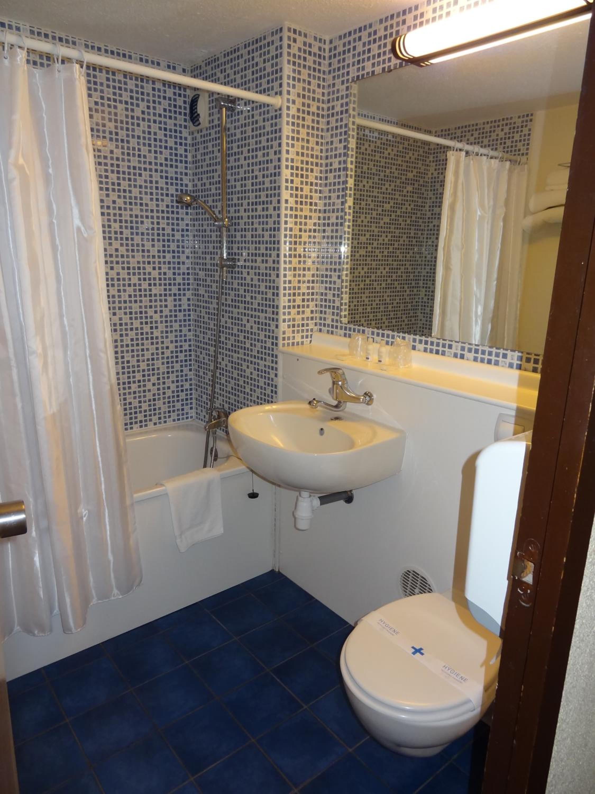 Double Room with One Double Bed - Photo 8