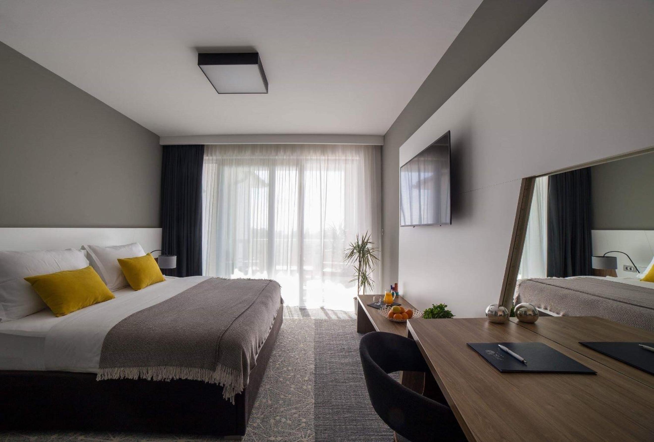 Deluxe Double Room with Balcony and Sea View - Photo 6