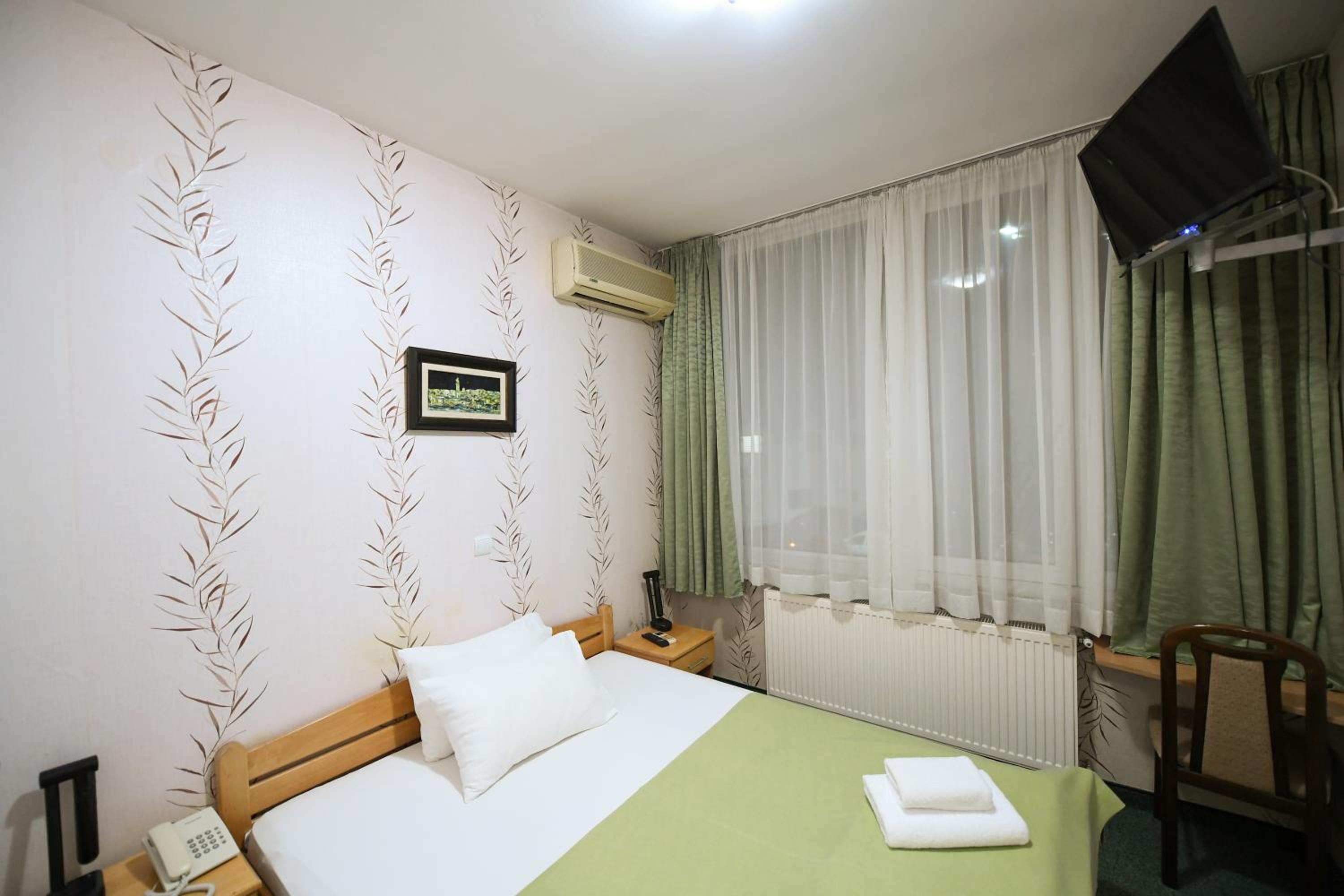 Double Room with Free Parking photo 3