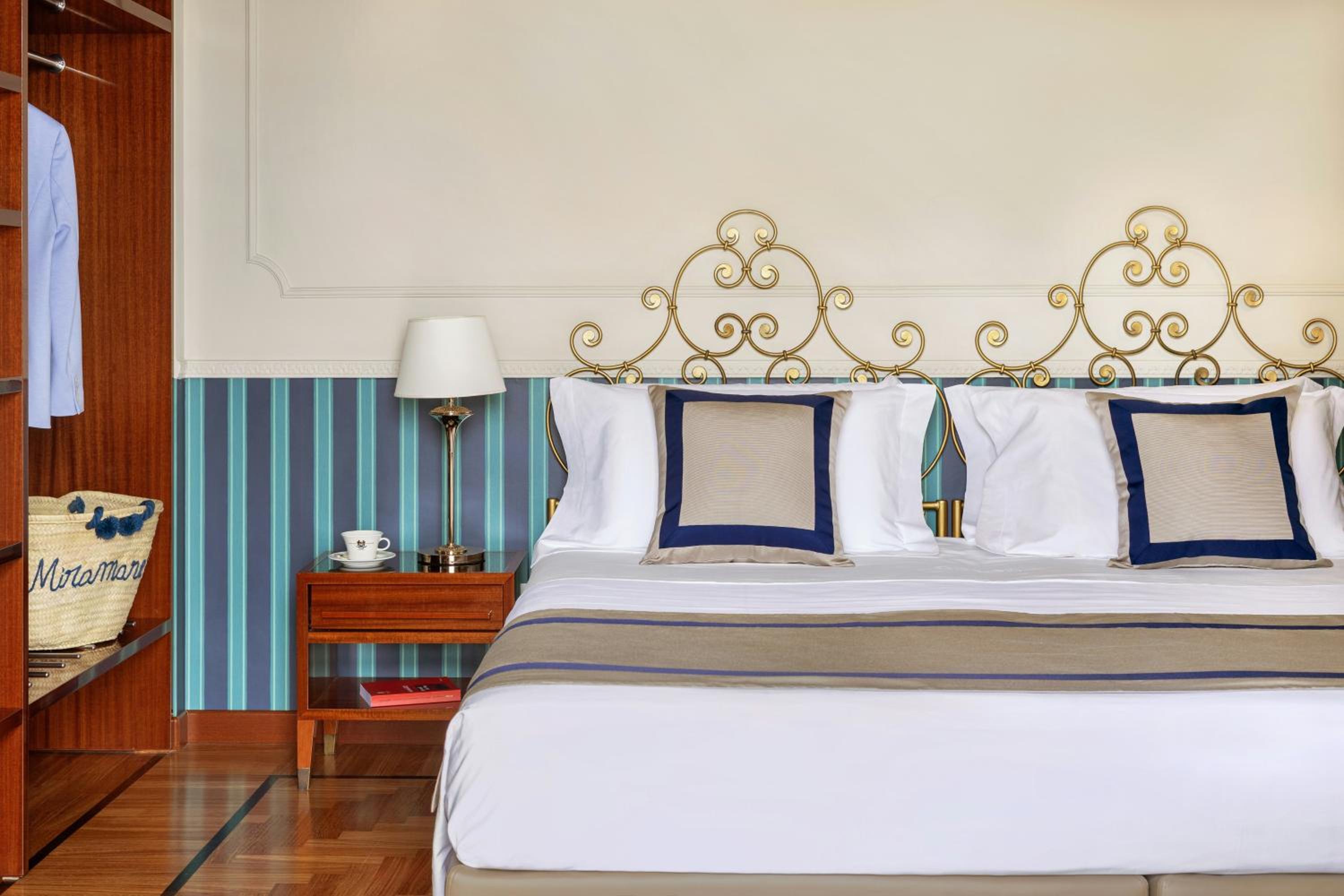 Deluxe Double Room with Side Sea View photo 3