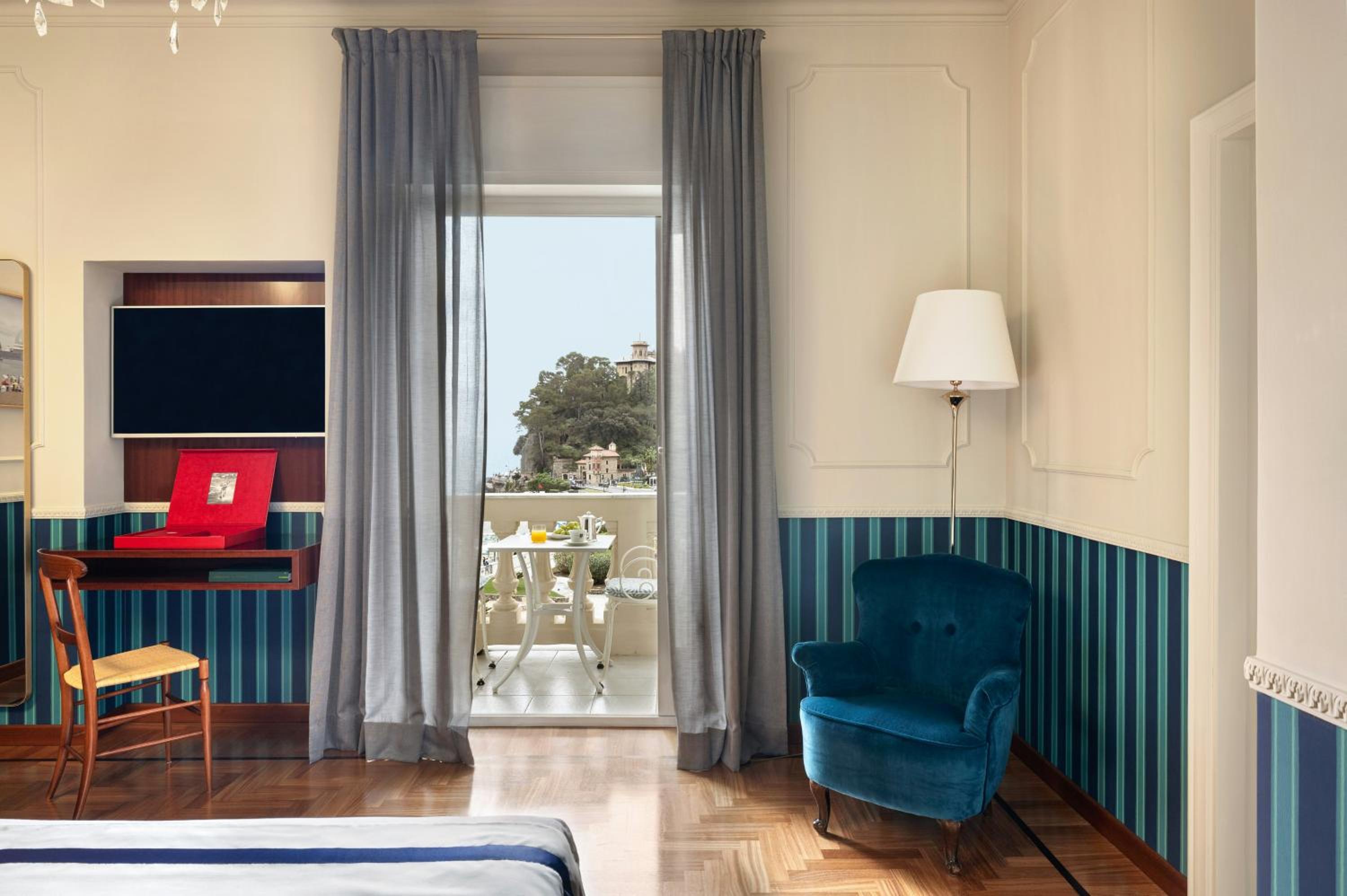 Deluxe Double Room with Side Sea View photo 1