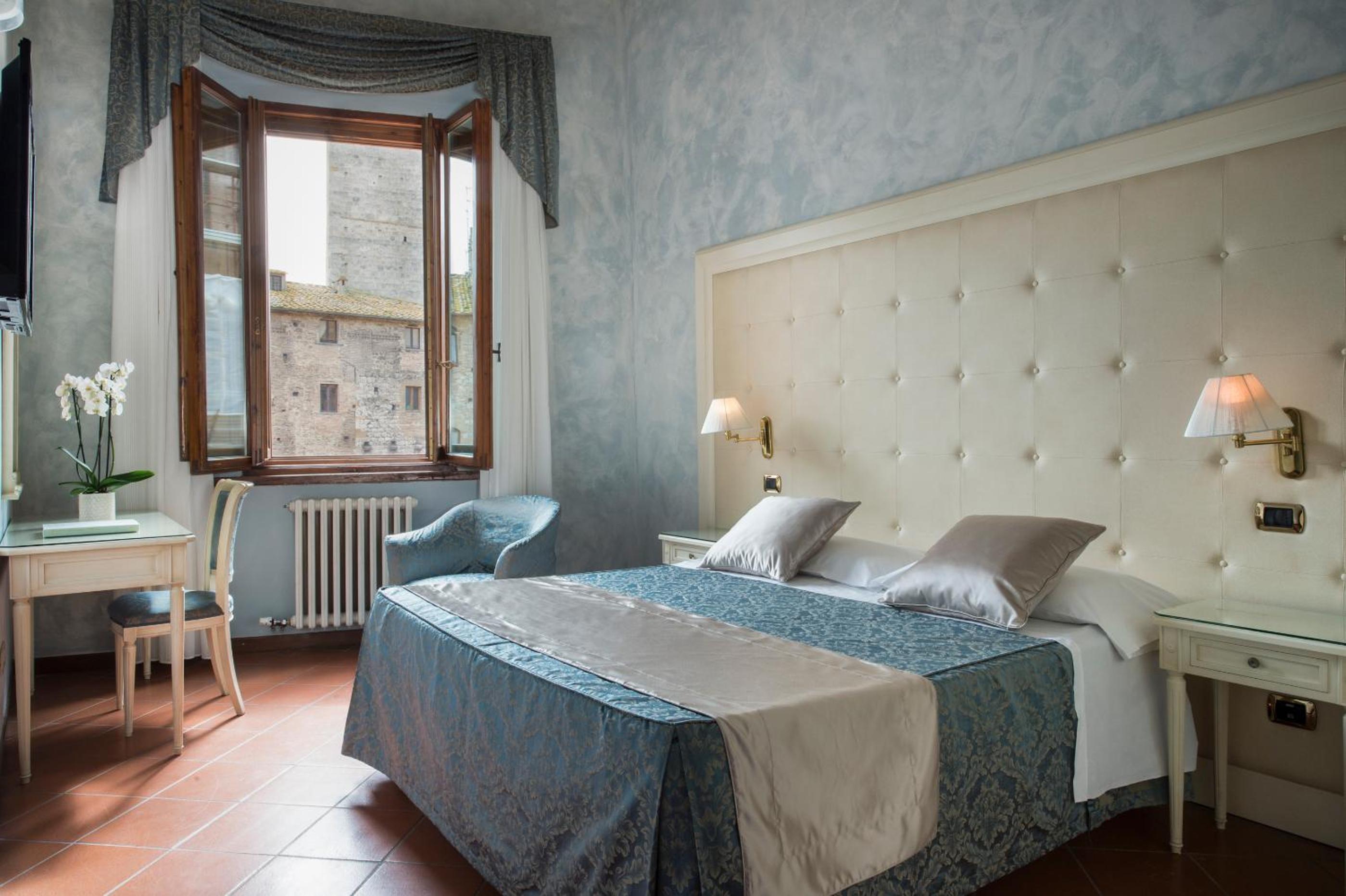 Double or Twin Room with City View - Photo 8