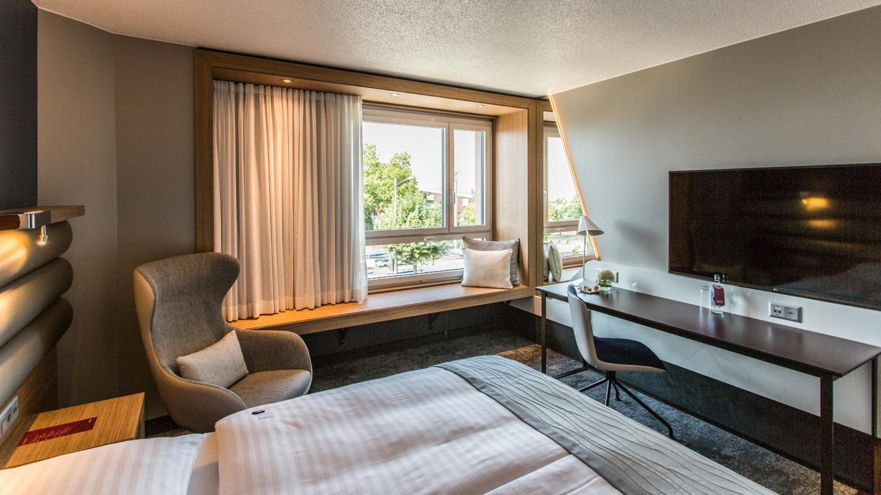 Deluxe Queen Room with Lake View - Photo 3