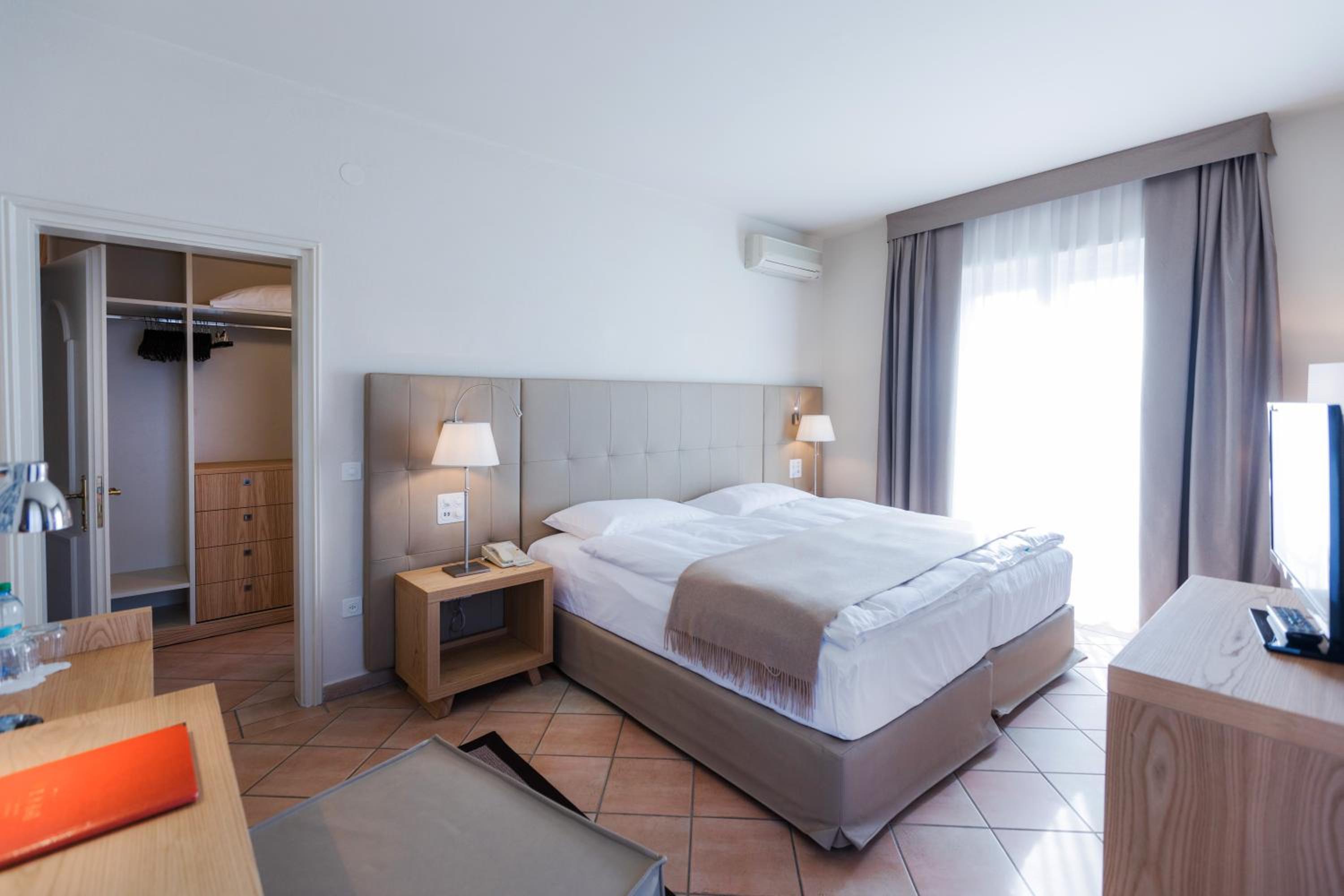 Classic Double Room with Spa Access - Photo 9