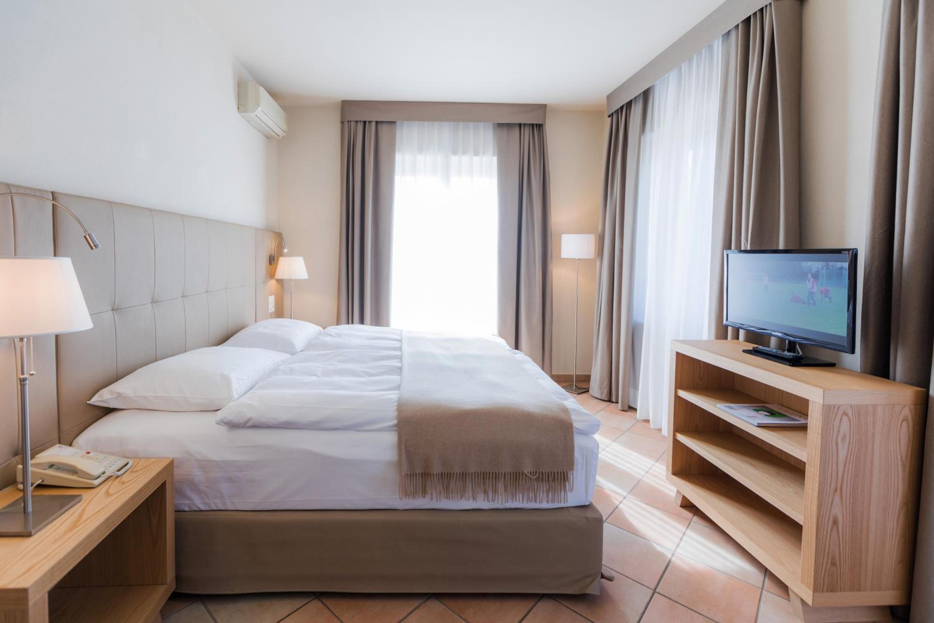 Classic Double Room with Spa Access - Photo 7