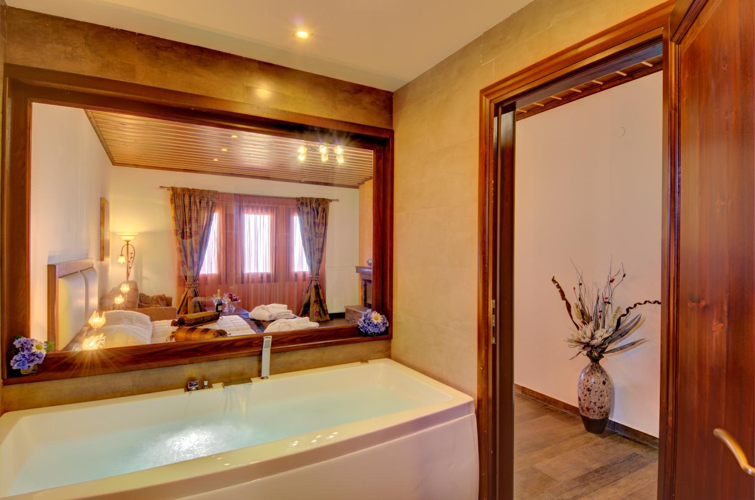 Suite with Spa Bath photo 2
