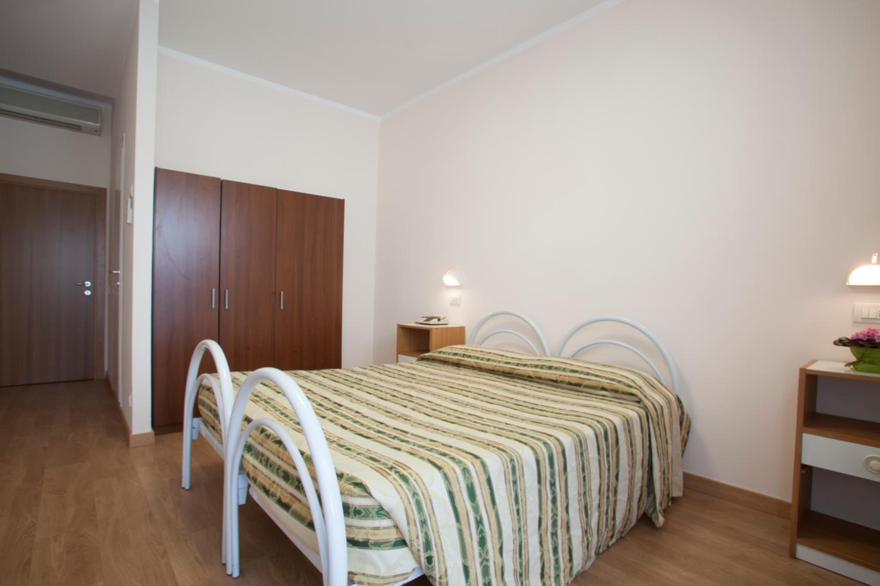 Double Room - Photo 9