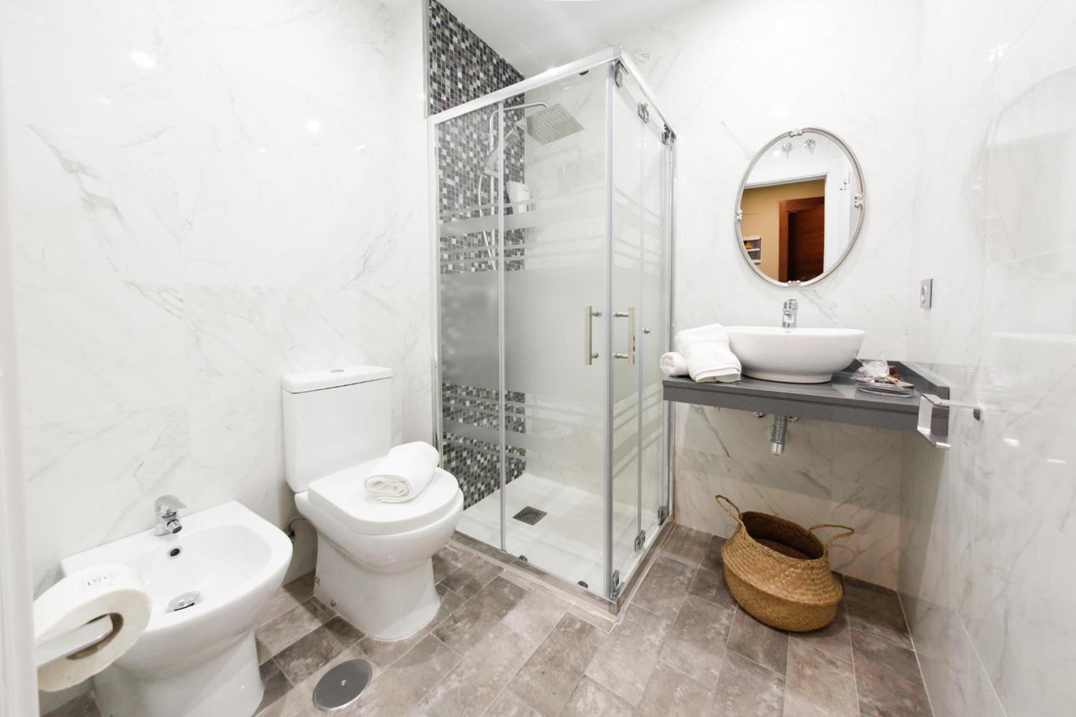 Large Double Room - Photo 4
