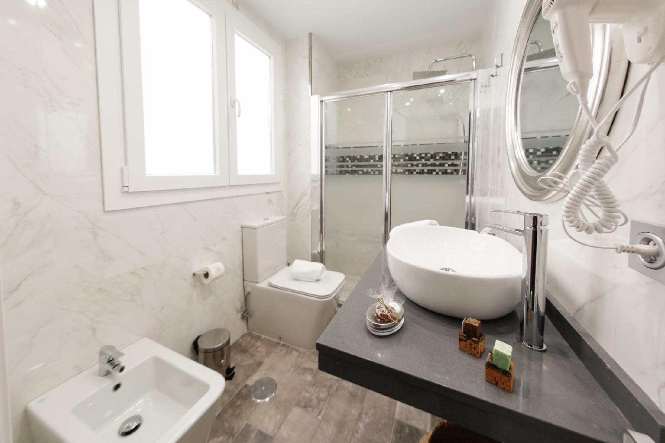 Suite - Photo 2