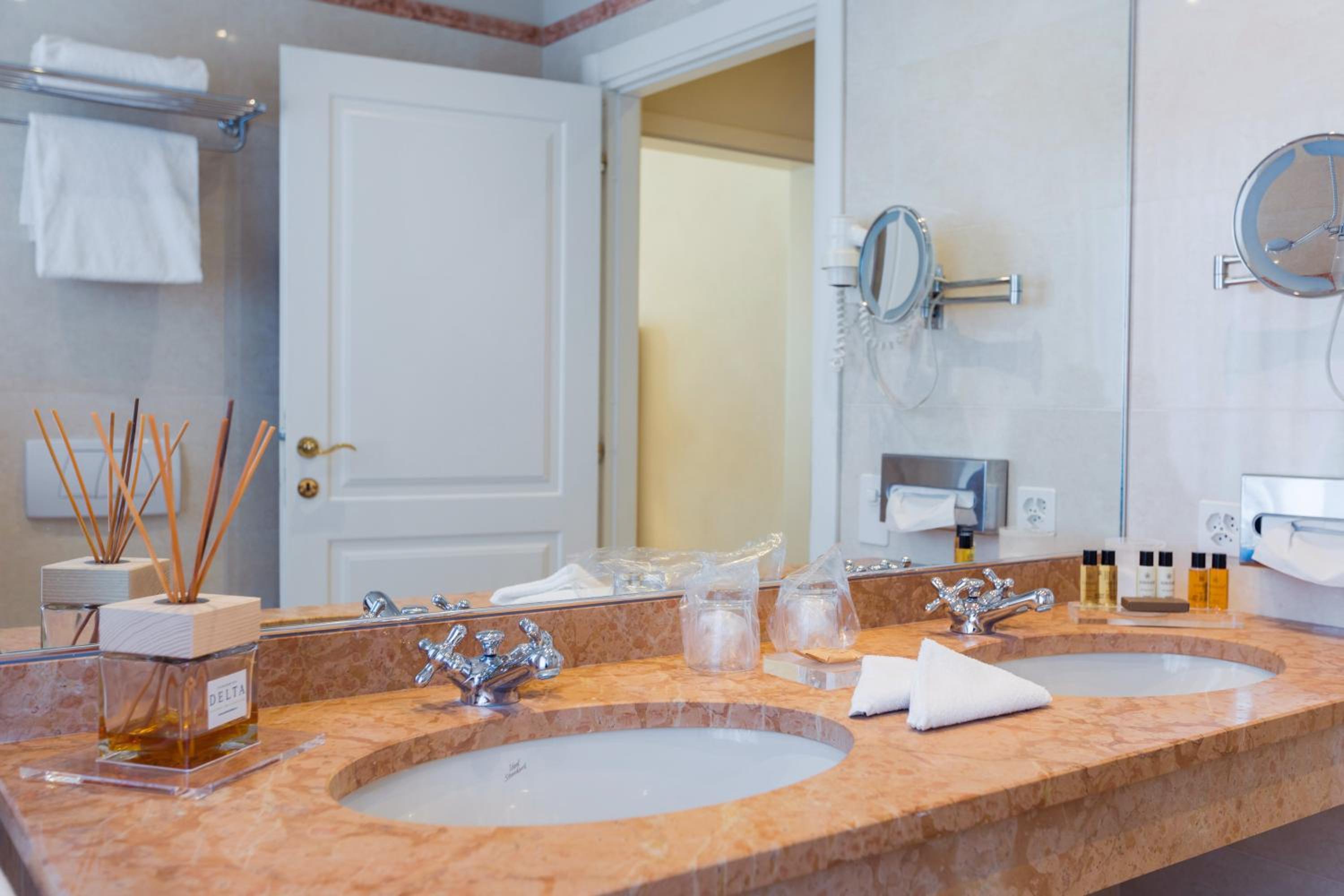 Deluxe Double Room with Balcony and Spa Access - Photo 18
