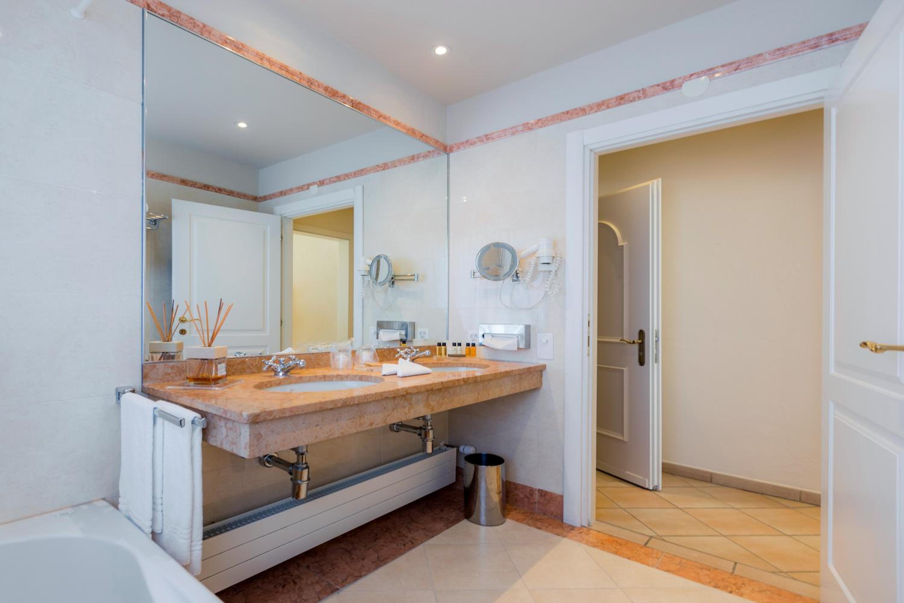 Deluxe Double Room with Balcony and Spa Access - Photo 17