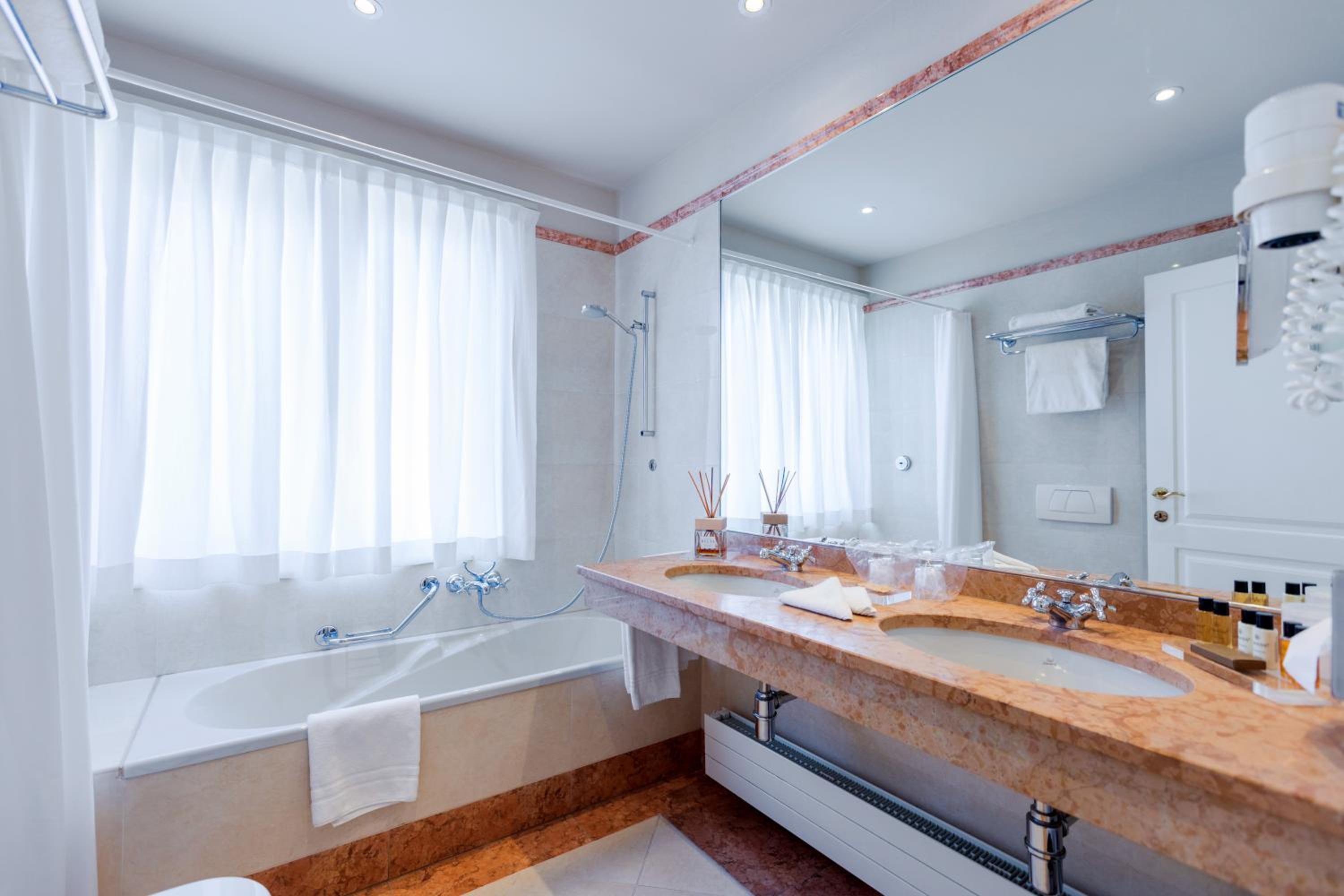 Deluxe Double Room with Balcony and Spa Access - Photo 16