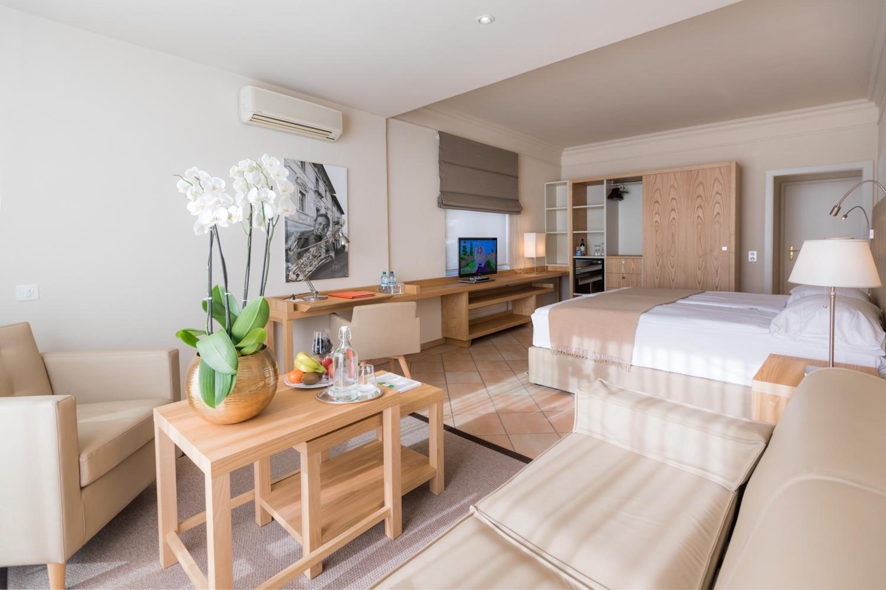 Deluxe Double Room with Balcony and Spa Access - Photo 9