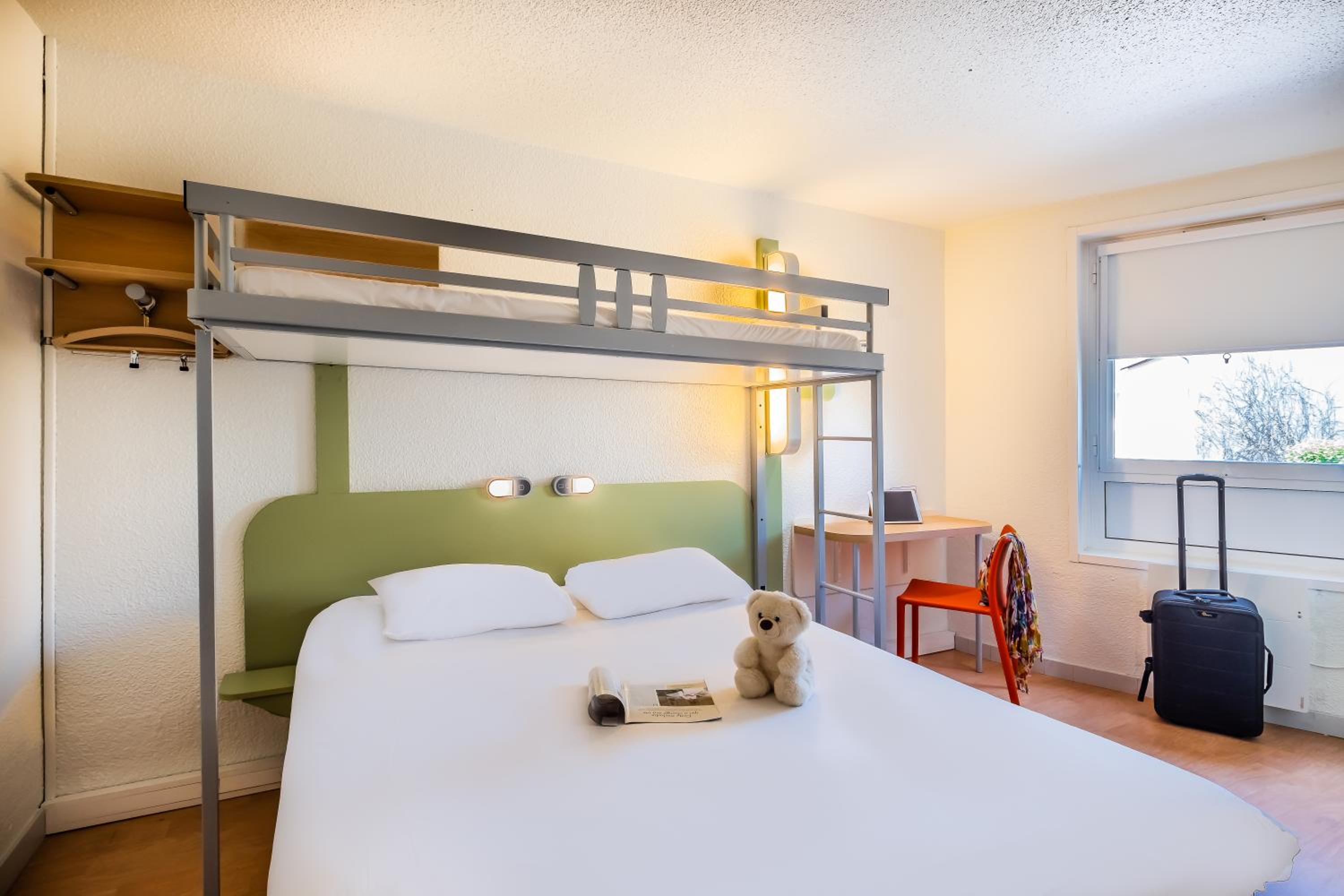 Triple Room with One Double Bed and One Bunk Bed photo 3