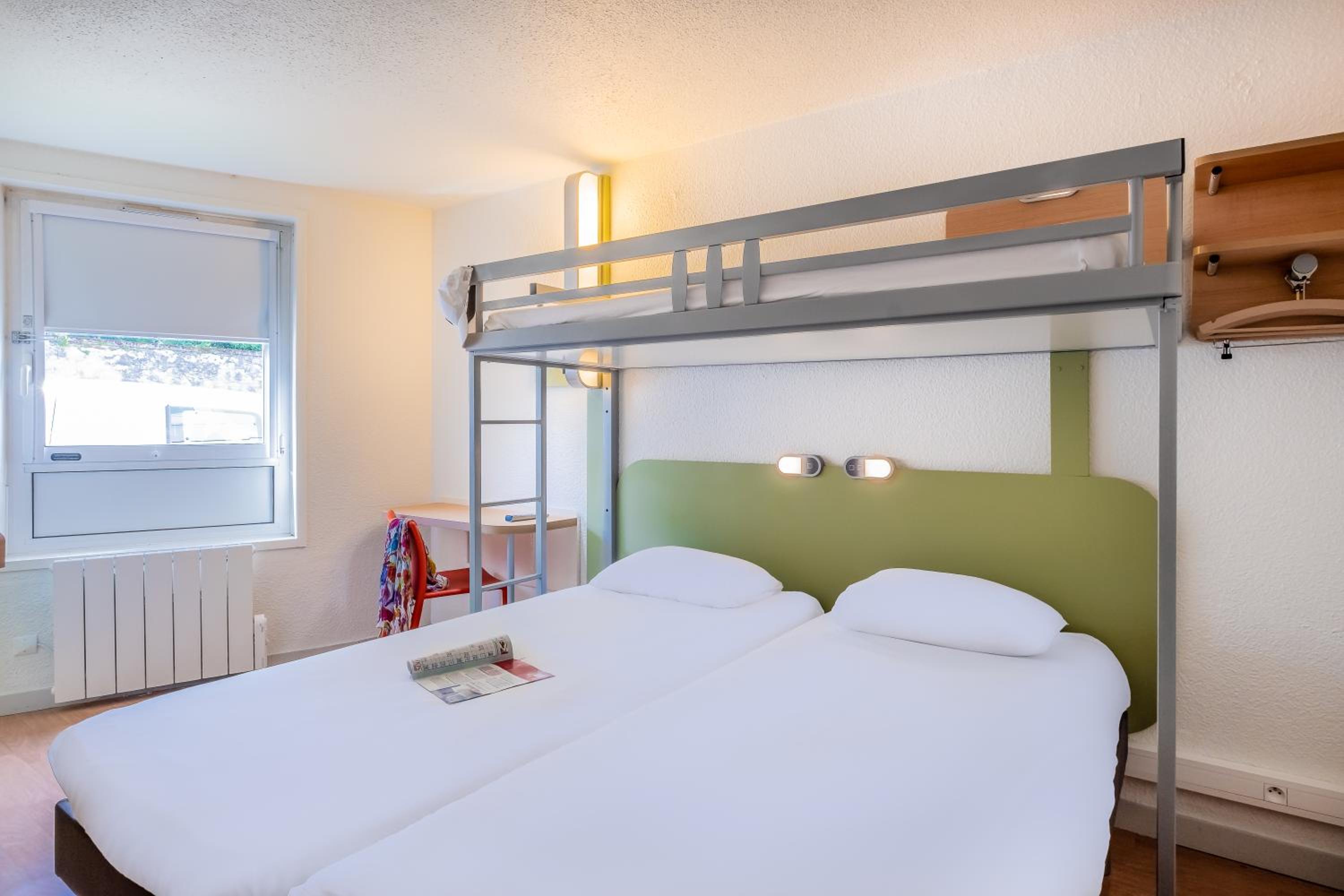 Triple Room with Three Single Beds photo 2