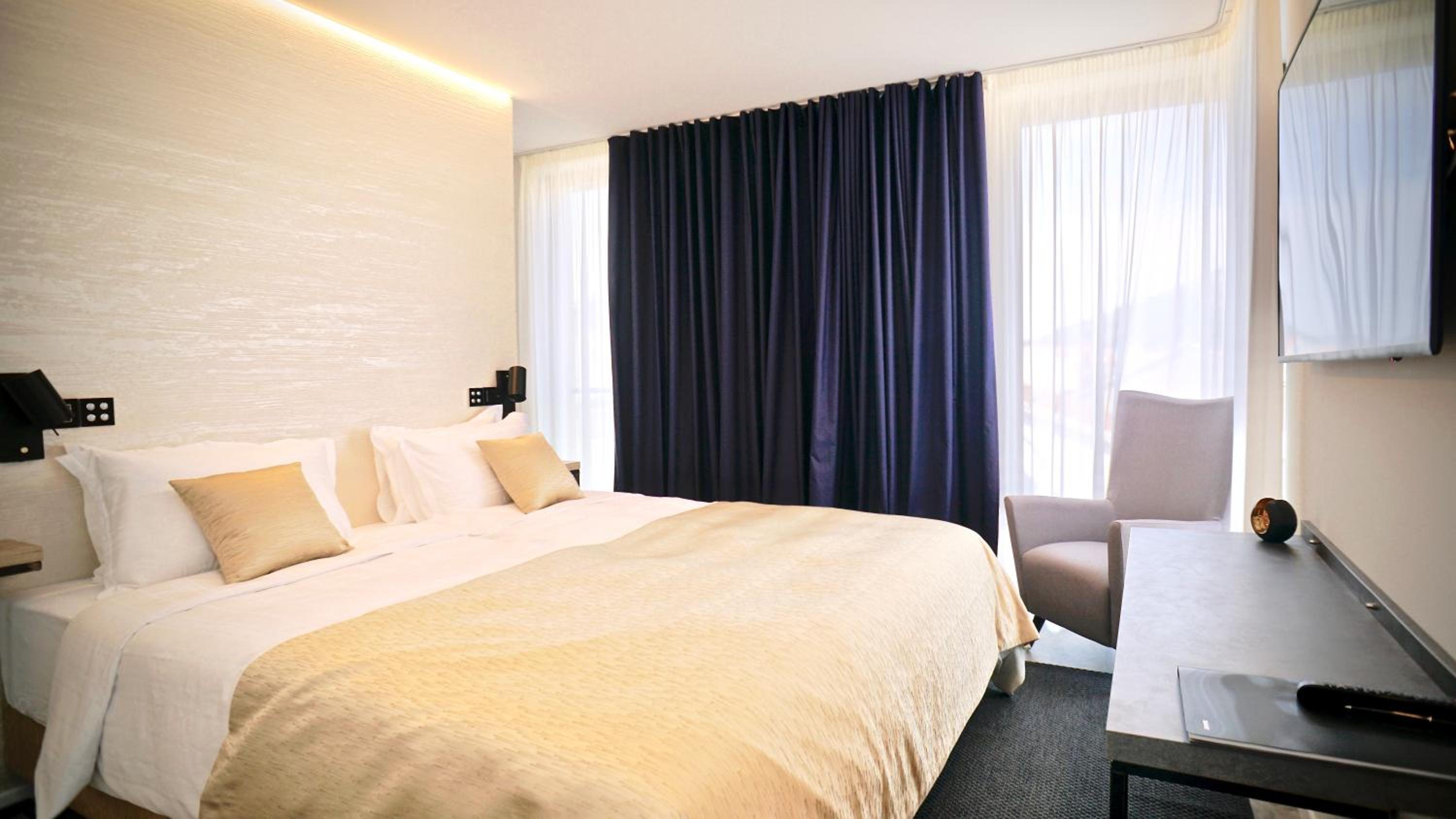 Deluxe Penthouse Suite with Sea View photo 2