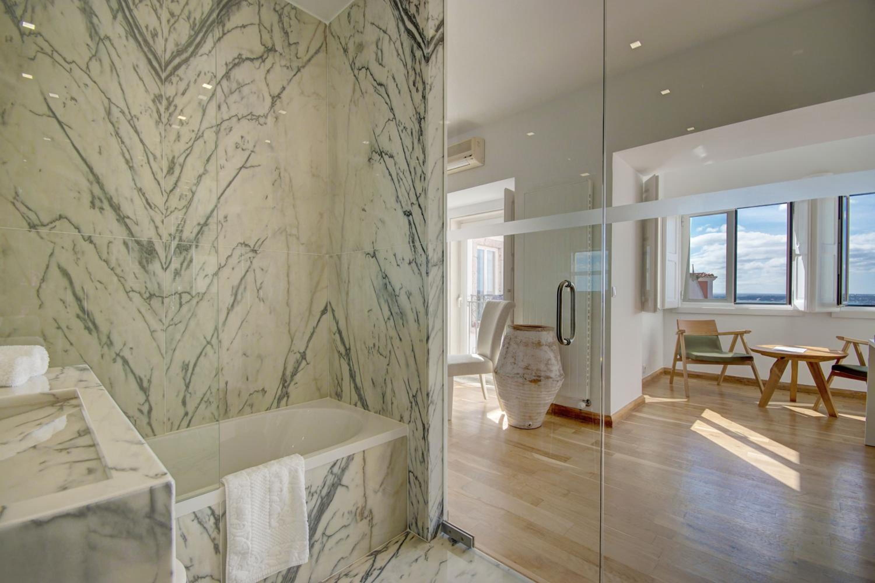 Luxury Suite with Panoramic River View and King-size Bed photo 2