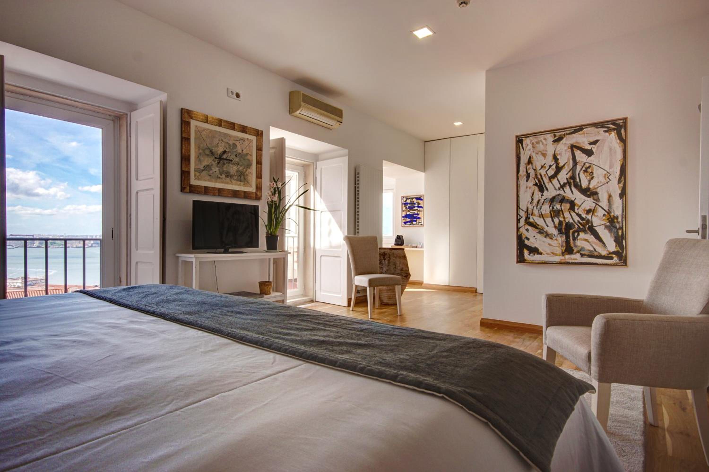 Luxury Suite with Panoramic River View and King-size Bed photo 1