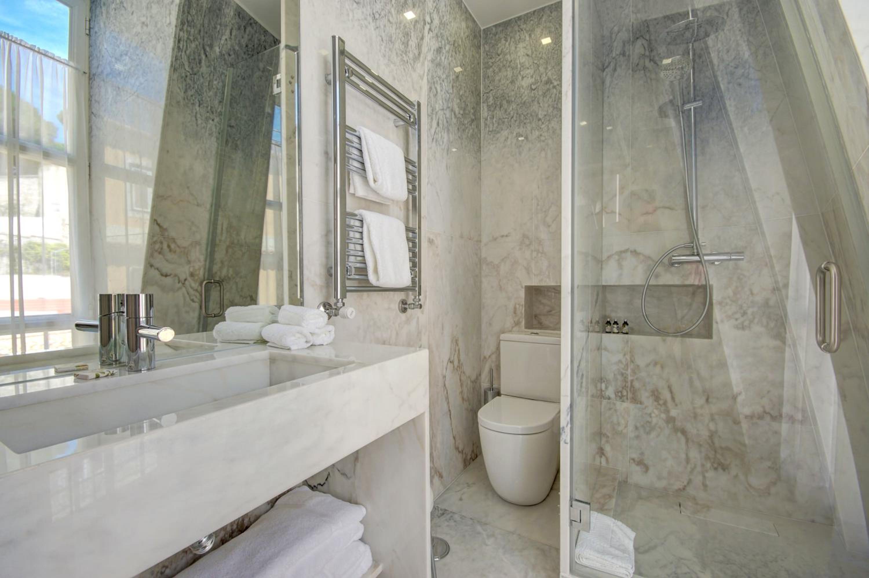 Luxury Twin Suite with Side Castle View - Photo 6