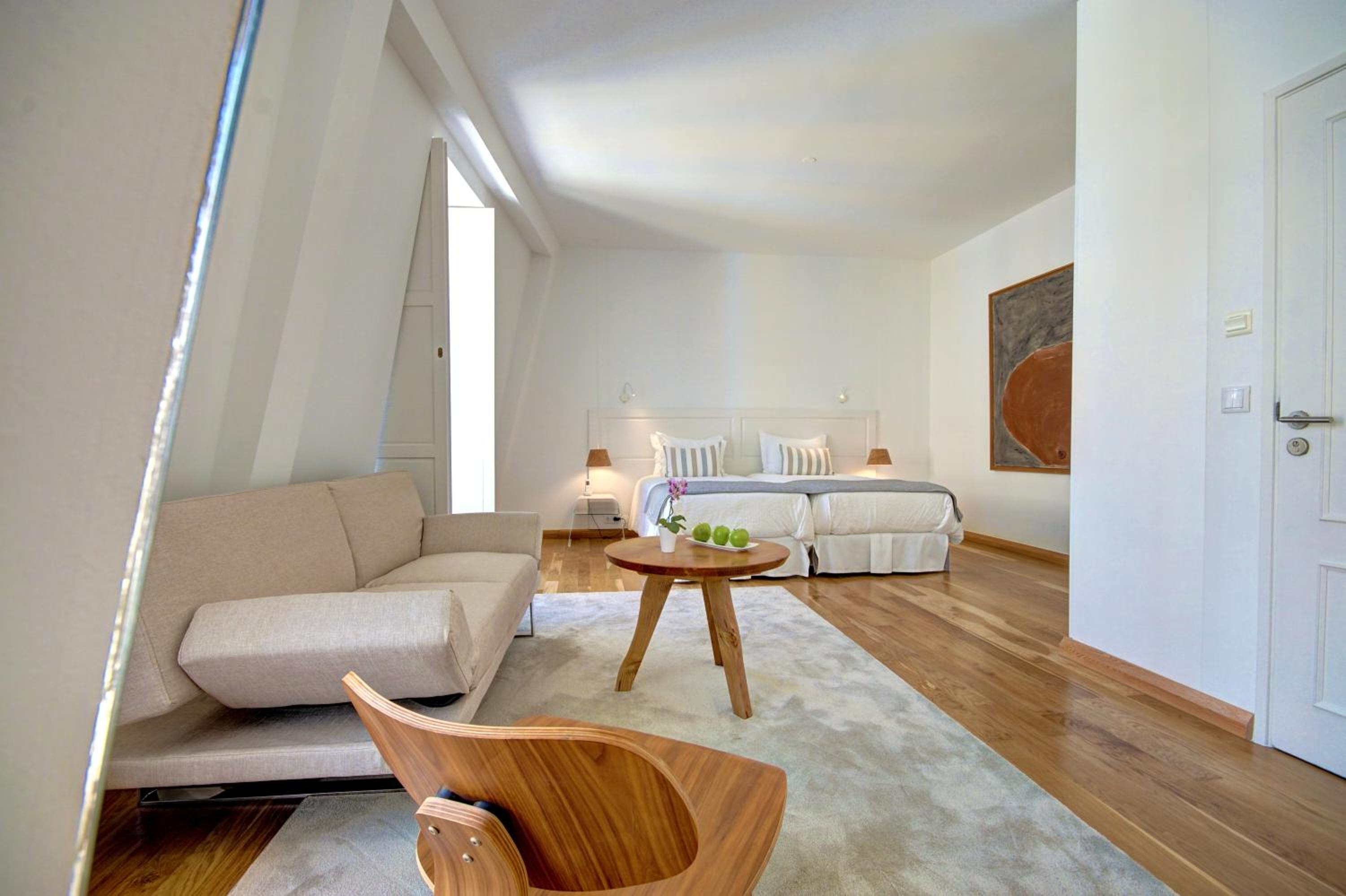 Luxury Twin Suite with Side Castle View - Photo 5