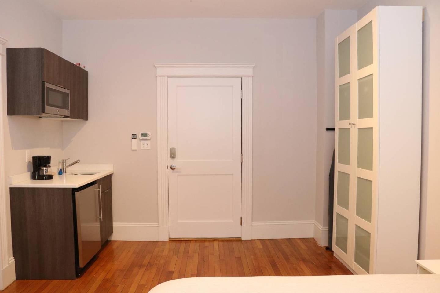 One-Bedroom Apartment - Photo 12