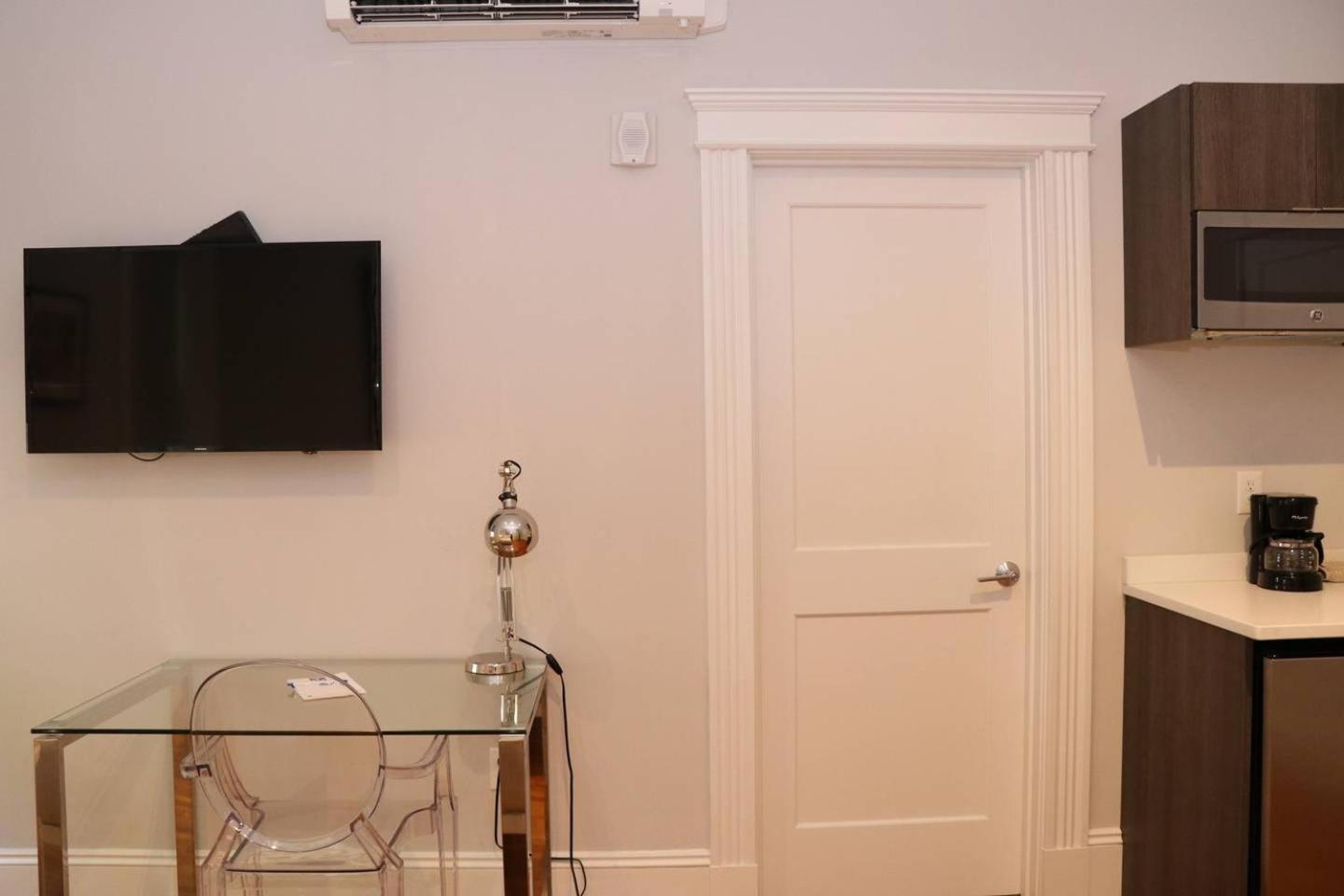 One-Bedroom Apartment - Photo 8