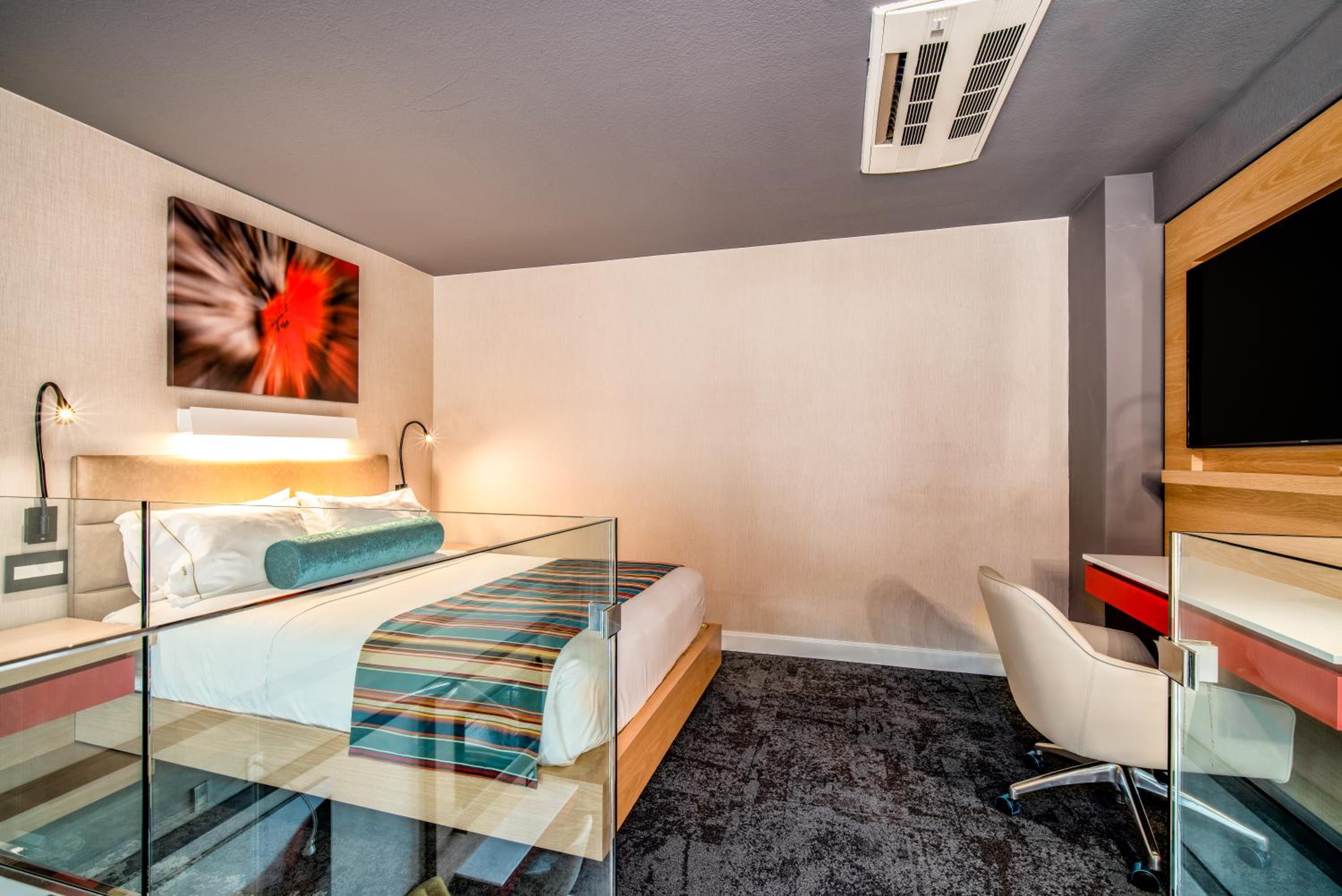 Queen Suite with One Queen Bed - City View