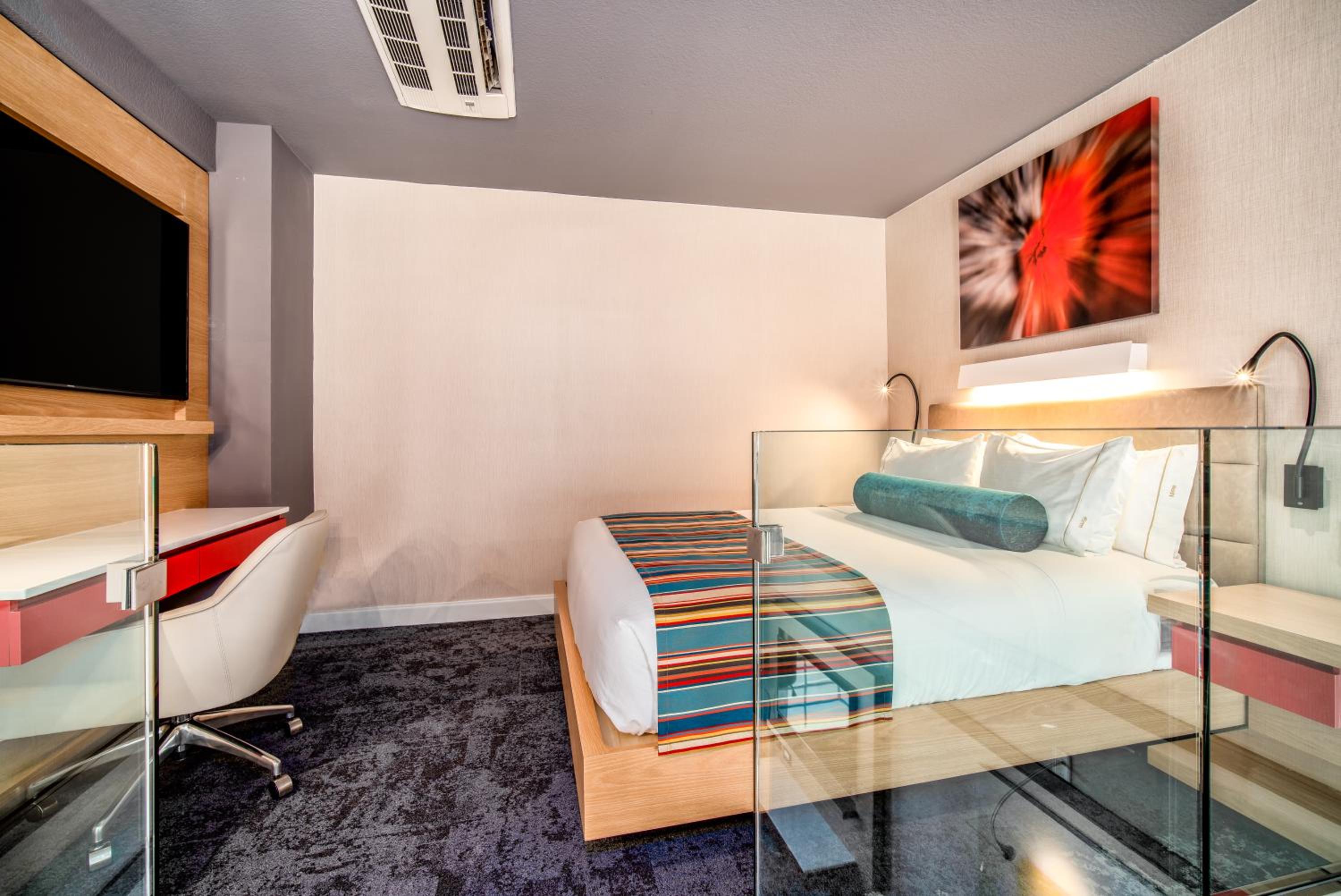 Queen Suite with One Queen Bed - City View