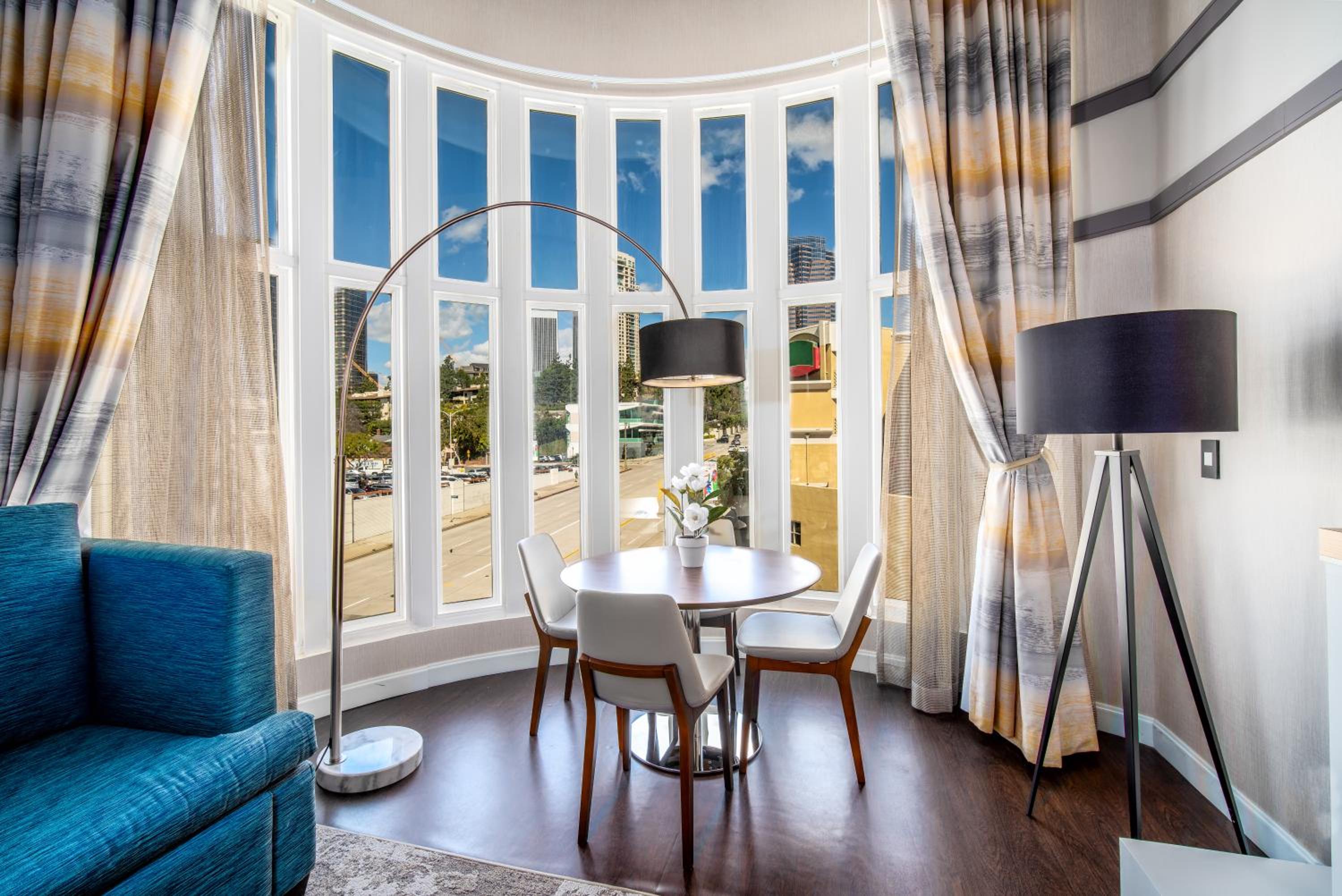 Queen Suite with one Queen Bed thumbnail 6