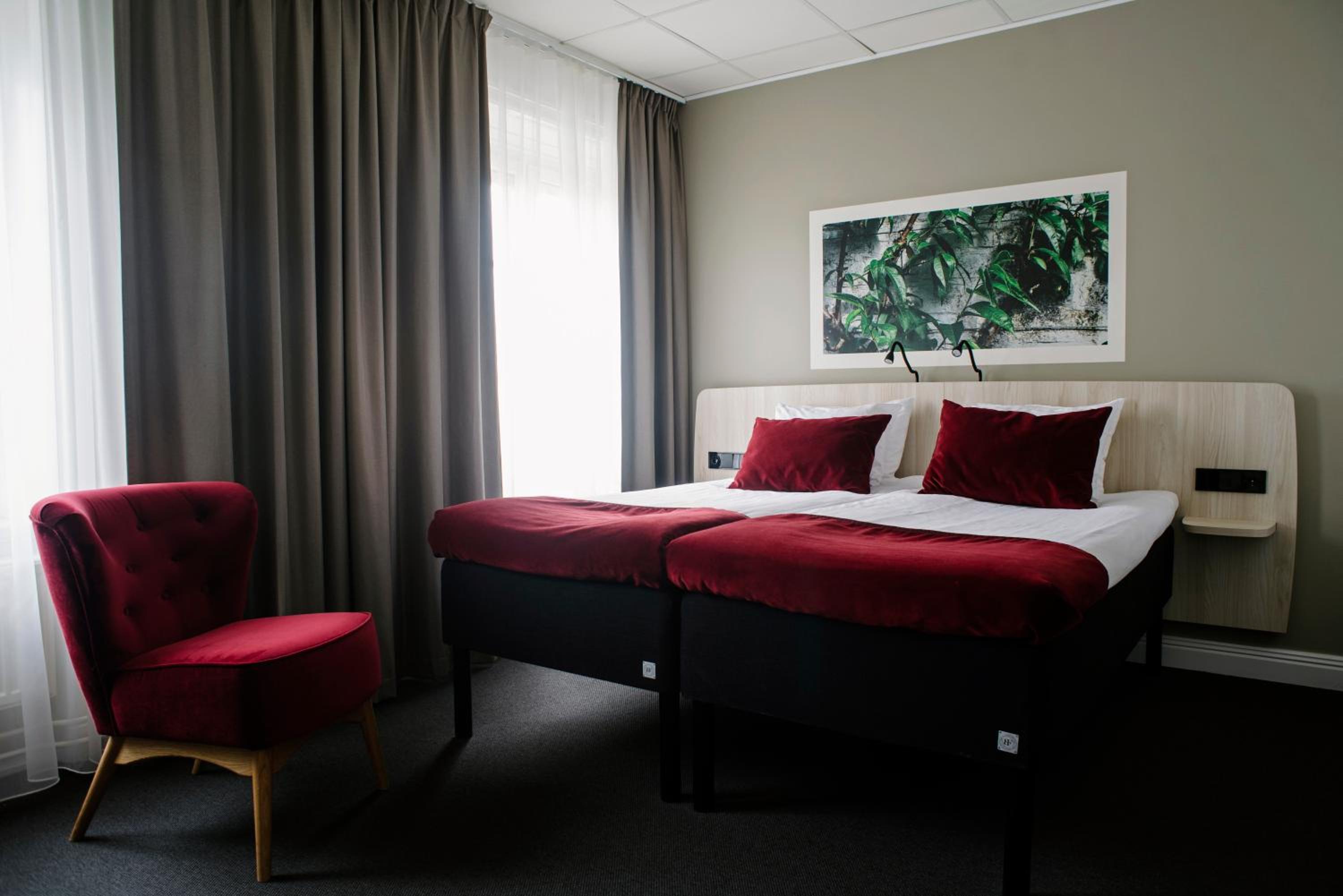 Superior Twin Room thumbnail 6